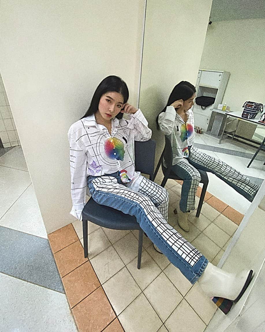 GYEON SEOのインスタグラム：「_* actions speak louder 🌈 . . @wonder_anatomie」