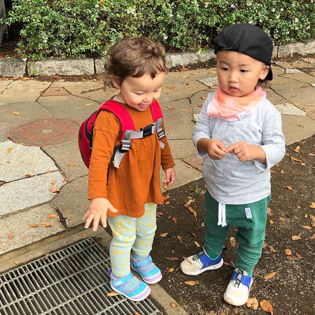 のインスタグラム：「愛しのJちゃんと再会😍美人姉妹と遊べて幸せな息子でしたー💛　息子、初めてのお友達、付かず離れずで遊ぶなんて、、なんだか可愛らしかった😍  @kariangofficial @ymdoshop @bankertokyo @yocomorimoto #bankertokyo #ymdoshop #kariang #tokyo #denim #japanmade #カリアング#レディスウェア#今日のコーデ#カットソー#コーディネート#森本容子#キッズウエア #マタニティウエア #マタニティ#マタニティコーデ #がんばれ高齢出産 #fashion #yocomorimoto  #1歳 #40代　#kmrii @kmrii_online @kmrii_official」