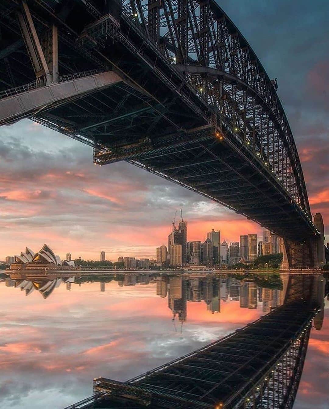 Canon Photographyさんのインスタグラム写真 - (Canon PhotographyInstagram)「The Harbour Bridge during sunset 🇦🇺 Photography // @sg.lc Curated by @steffeneisenacher  #sydney #sydneyaustralia #harbourbridge #seeaustralia #reflectionphotography」10月18日 16時03分 - cpcollectives