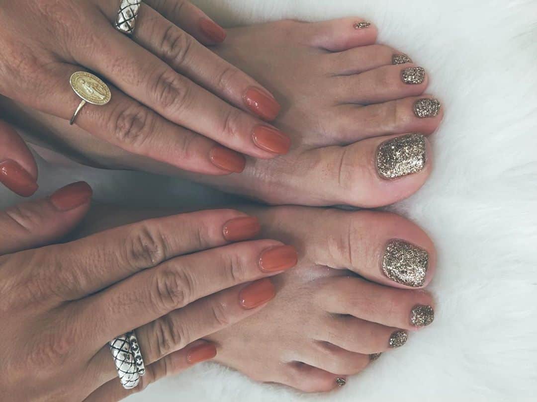 藤田敦子のインスタグラム：「ㅤ 毎度、ねーろさん @nes.nail が ベースのジェルを残したままにできる ジェルネイルをしてくださるので ペラペラにならなくて嬉しい😘 今回はぐっと秋色に❤️ ㅤ この投稿を見た方限定で、新規ネイルが40%オフ💅 ご予約時は、わたしのインスタを見たと お伝えくださいね❤️ ㅤ ねーろさんいつもありがとうございます😉💕」