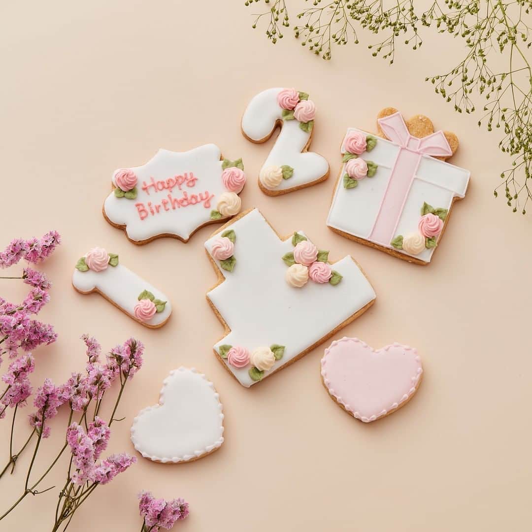 のインスタグラム：「お花がかわいい数字つきアイシングクッキーセット（お花バージョン）🌹  バースデーのアイシングクッキーセットです🎂  立体的なお花をあちこちにあしらってみました！ 誕生日らしいプレゼント、ケーキ、数字のアイシングクッキーのセットです✨  プレゼントに喜ばれること間違いなし😊❣ ＝＝＝＝＝＝＝＝＝＝＝ この投稿をtap→商品を見る、又はプロフィールのショップを見るからご購入頂けます🧁 ＊＊＊＊＊＊＊＊＊＊＊＊＊＊＊＊＊＊＊＊＊＊＊＊＊＊ ⁠ ⁠⁠⁠⁠⁠⁠⁠⁠⁠⁠⁠⁠⁠⁠⁠⁠Cake.jpでは、皆さんからシェアされた⁣⠀⁠⁠⁠⁠⁠⁠⁠ ⁠ 素敵なお祝いのコンテストをおこなっています⁠🙌⁠ ⁠ ⁠⁠⁠ ⁠ 👇フォトジェアニバーサリー参加方法👇⁠ ⁠ ⁠⁠ ※10月より参加方法が変わります  Cake.jpのケーキでのお祝いの様子を⁣⠀⁠⁠⁠⁠⁠⁠⁠⁠ ⁠ @iiicakejp #フォトジェアニバーサリー で タグ付けしてシェアするだけ🌈  ご参加を心よりお待ちしております💡 ⁠ ＊＊＊＊＊＊＊＊＊＊＊＊＊＊＊＊＊＊＊＊＊＊＊＊＊＊ #美味しいもの好きな人と繋がりたい#おうちスイーツ#お取り寄せスイーツ #お家パーティー#お取り寄せグルメ#甘党#素敵なお祝い#スイーツ好きな人と繋がりたい#食べるの好きな人と繋がりたい#お土産#手土産スイーツ#スイーツ好き#スイーツ部#プレゼント#サプライズ#お菓子#いつもありがとう#かわいいスイーツ#娘#娘誕生日#息子#息子誕生日#アイシングクッキー#クッキー#アルファベット#数字#アルファベットクッキー#かわいいクッキー」