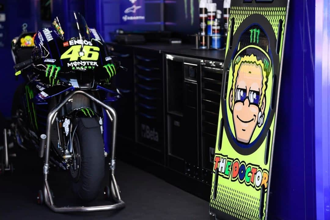 YamahaMotoGPさんのインスタグラム写真 - (YamahaMotoGPInstagram)「It's strange and sad to start a race day without having the entire team present...  But we're going to try to make you proud today, @valeyellow46! 💪  #MonsterYamaha  #MotoGP  #AragonGP」10月18日 16時00分 - yamahamotogp