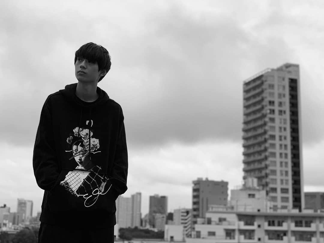 水沢林太郎のインスタグラム：「. お久しぶりです。林太郎です。 今日でデビューして丸３年がたちました。まったく実感が無いです。本当に一年一年が早くて、楽しかったり、悔しかったり、嫌になったり、嬉しかったり、まだ３年だけど色々あったなと思います。 ４周年、５周年と、皆さんの前で迎えられるように頑張ります。改めてよろしくお願いします！」