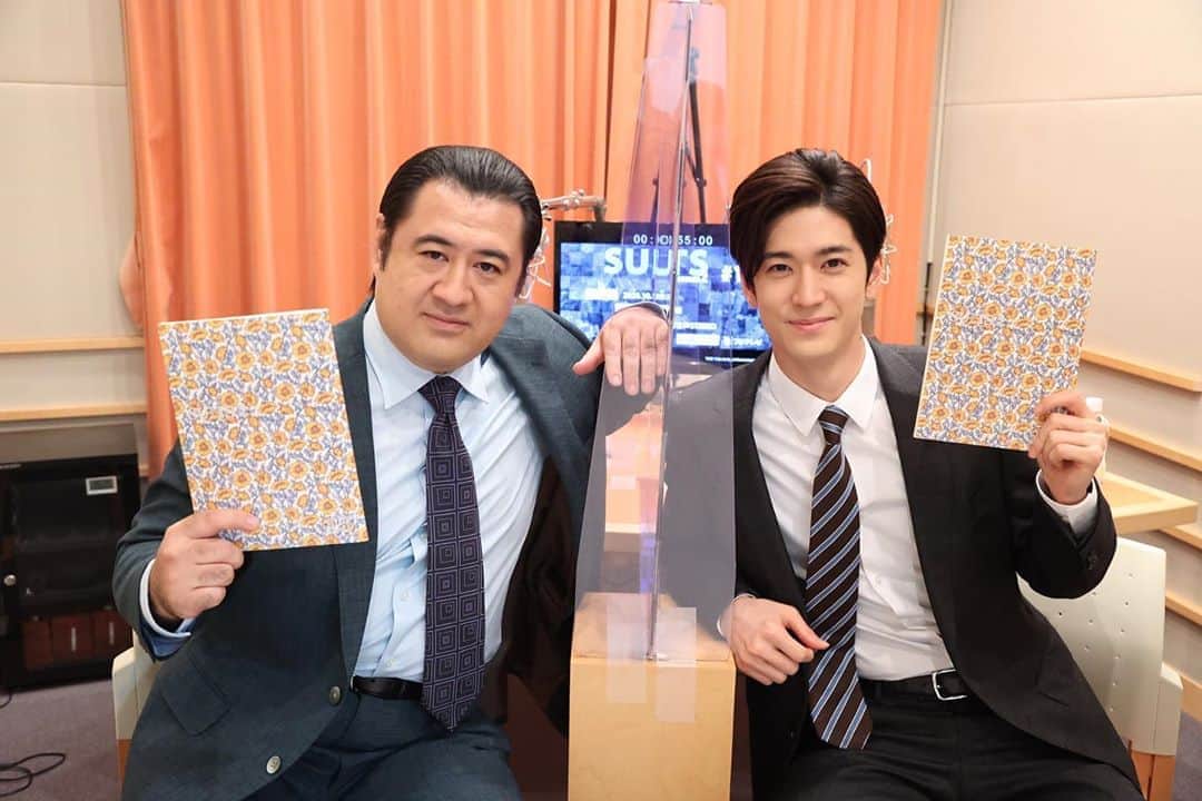 フジテレビ「SUITS/スーツ」のインスタグラム：「＼✨中島裕翔さん副音声初登場🎤✨／﻿ ﻿ ﻿ 明日放送の最終回の副音声に、﻿ なんと‼️なんと‼️なんと‼️なんと‼️なんと‼️﻿ 中島裕翔さんが念願の初登場致します〜😆💗﻿ ﻿ 蟹江先生と大輔の"スズカニコンビ"で﻿ シーズン1のお話からSUITSの裏話まで🤭﻿ そしてちょっぴり感動的なお話もあったり…﻿ とにかく盛りだくさんの副音声になってます‼️﻿ ﻿ 本編と合わせてお楽しみください☺️﻿ ﻿ ／﻿ 🗣最終回まであと１日👔✨﻿ ＼﻿ ﻿ –––––––––––––––––––––––––––––––––––––––﻿ ＊＊＊＊＊いよいよ最終回‼️✨＊＊＊＊＊﻿ 👔第１５話▶︎▶︎▶︎10月19日(月)よる9時〜✨﻿ –––––––––––––––––––––––––––––––––––––––﻿ ﻿ #スーツ ‪‪#SUITS #SUITS2 #織田裕二 #中島裕翔 ﻿ #最強バディ #新木優子 #中村アン #小手伸也 ﻿ #鈴木保奈美 #吉田鋼太郎 #上白石萌音 #観月ありさ  #シーズン2 #アソシエイト #Bz #オフショット #メイキング #ドラマスーツ  #SUITSオフショット ﻿ #毎週月曜夜９時はSUITSの日」