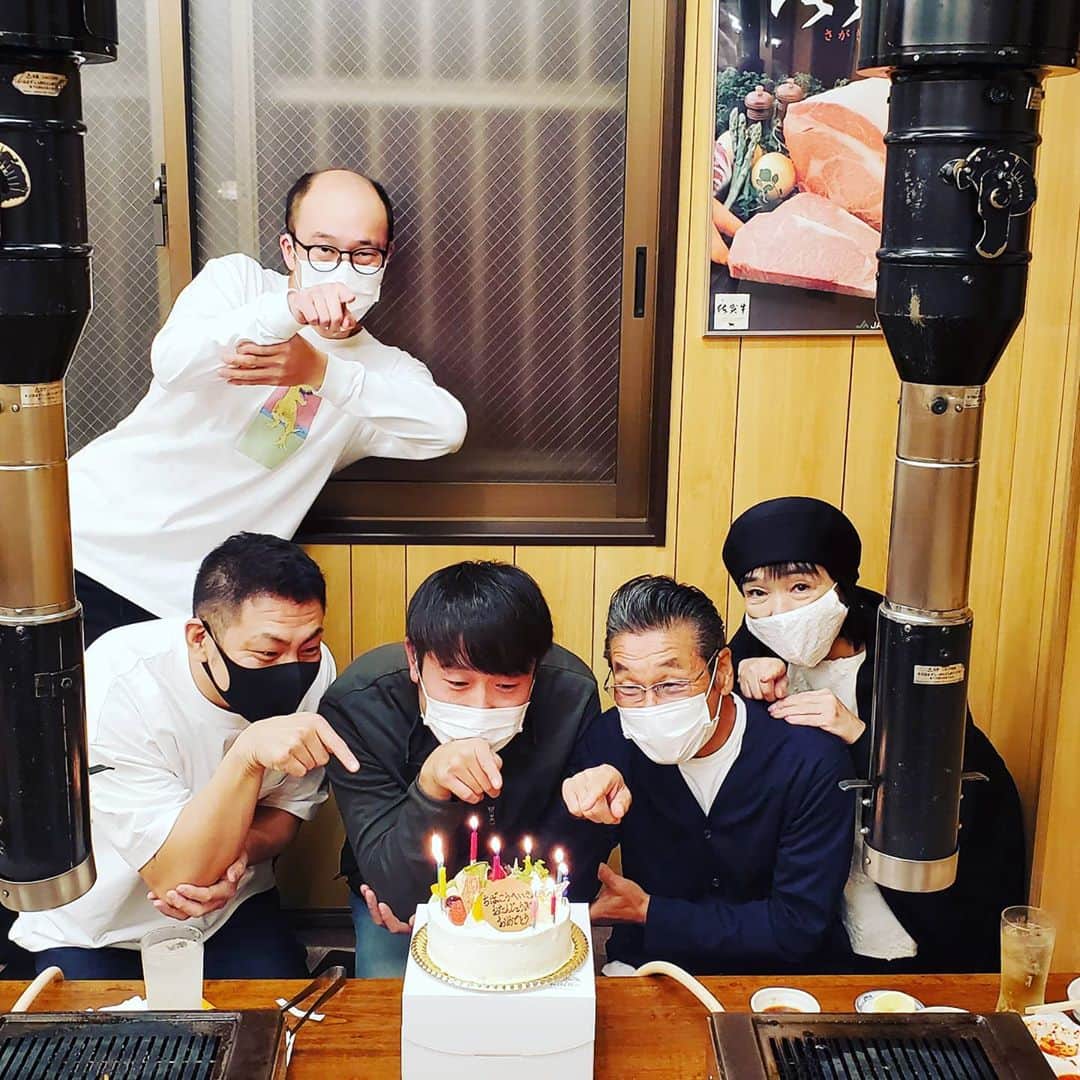 太田芳伸のインスタグラム：「昨日は寛平師匠と奥様に最高の肉を食べさせて頂きました。感謝です!!!  ただ、寛平師匠は僕のギャグの事を 『あのー、太田のお邪魔します、死にましたってギャグあれなんなん？』 と言っていました。 . 師匠・・僕が聞いてもそのギャグなんなん？ってなります。お邪魔しにまーすです!!!って言おうと思いましたが、肉が最高すぎて何も言えませんでした。 . そして、さすが西成ですね、写真にハゲた知らないおじさんが乱入してますね。凄い土地です。 . 何はともあれ、千葉兄さん誕生日おめでとうございます👍」