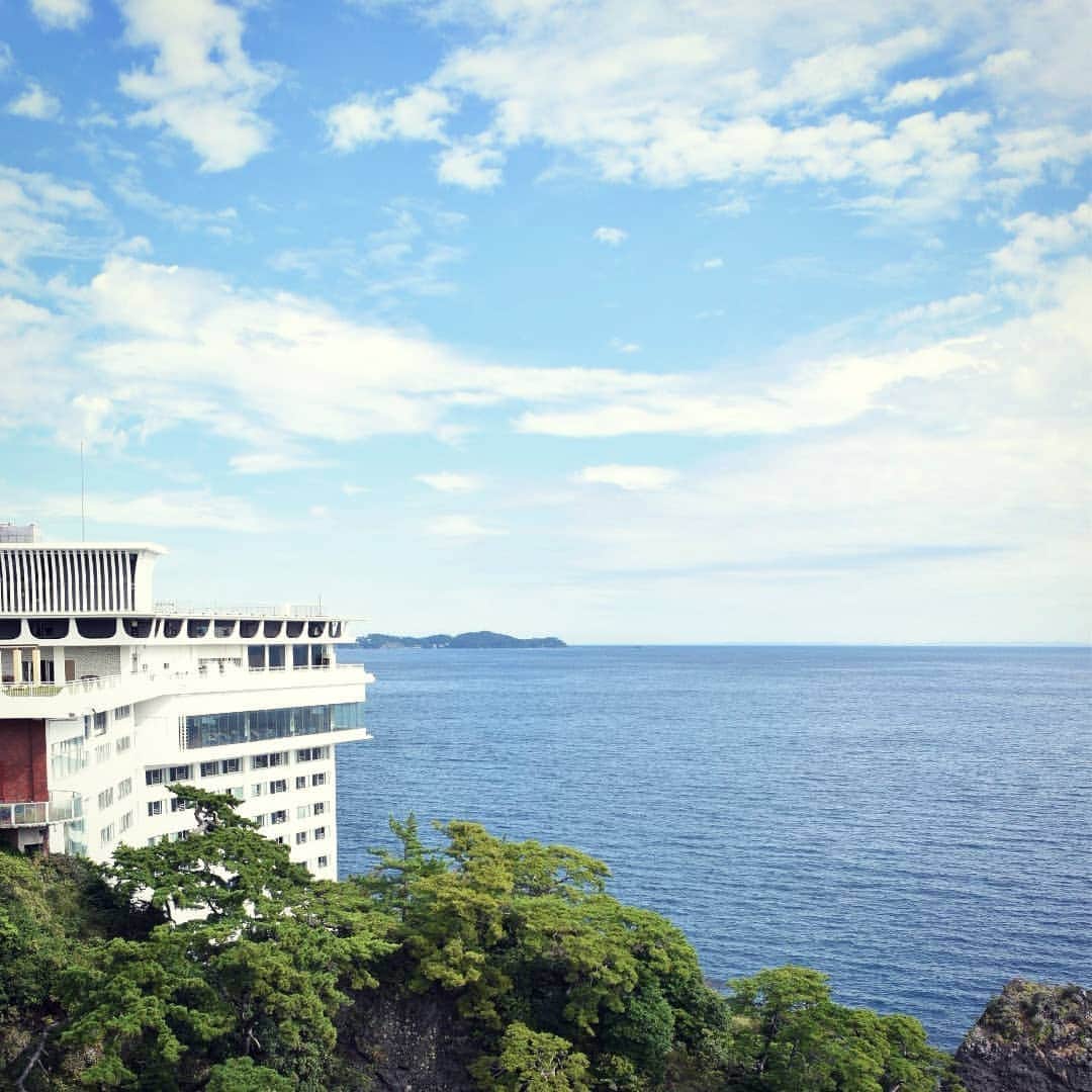 ホテルニューアカオ　熱海温泉＆リゾートのインスタグラム：「とても綺麗な秋晴れの空でした！  秋は様々な雲の形と一緒に素敵な写真が撮りたくなります😊💡 ホテルニューアカオの先にある半島は 神奈川県の真鶴半島です☀  【地域共通クーポンの電子クーポン承認のお知らせ】  以前よりご利用いただけた紙クーポンに加えて、 電子クーポンがご利用いただけるようになりました！  ｢ホテルニューアカオ｣、｢ロイヤルウイング｣の両館内施設では、 紙クーポンと電子クーポンがご利用いただけます。 ご滞在中にご利用ください。  館外施設｢アカオハーブ＆ローズガーデン｣、レストラン｢花の妖精｣ エステサロン｢リジューヴ｣でも紙クーポンと電子クーポンがご利用いただけます。 ※ガーデン内レストラン｢ミッレフィオーレ｣は 紙クーポンのみご利用いただけます。 熱海へお越しの際は是非ご利用ください♪  ーーーーーーーーーーーーーー アカオリゾート公国におけるGoToトラベルキャンペーン及び、 地域共通クーポンに関しての詳しいご案内を ホテル公式ホームページトピックスで ご案内しております。 プロフィールよりご覧下さい。  ーーーーーーーーーーーーーー アカオリゾート公国ではお客様が安心安全にご滞在いただけるよう、様々な感染予防策を講じております。詳しくは #アカオリゾート公国の安心安全への取り組み をご覧下さい。」