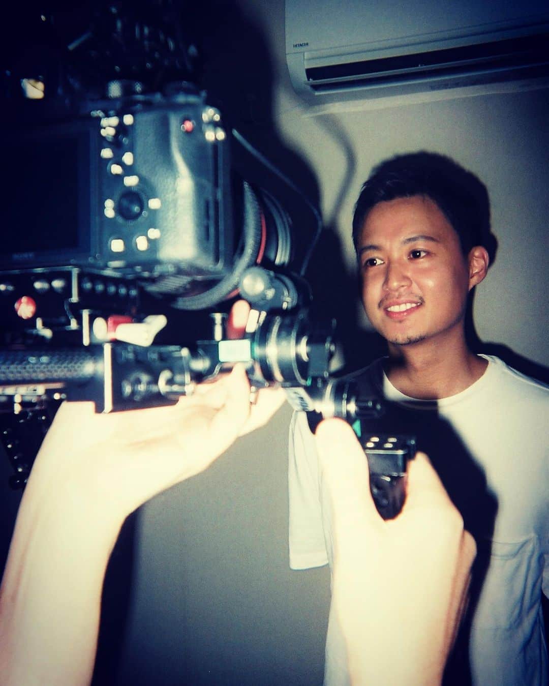 花田優一のインスタグラム：「、  アホっぽい顔🤯  人がたくさんいる現場 から 一人ぼっちの工房  色々むずかしいけど 楽しいな  #花田優一  #大橋仁 @green_peace_records」