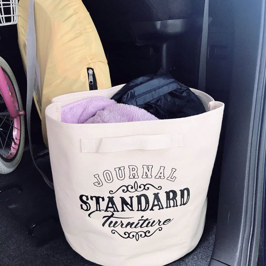 のインスタグラム：「このご時世、車の床に直に荷物を置くことも少し気になってしまいます。11月号のバケツ型収納バッグは、車の中でも大活躍💕　移動中、膝掛け、バッグ、アウターなどを入れる場所としてフル活用してみては？ 次号の発売まであと約10日。お買い求めはお早めに😉  #車収納 #車収納に役立つ🚘  #収納アイデア #収納バッグの使い方 #付録活用 #glow11月号  #マイカーライフ #雑誌グロー #編集Y」
