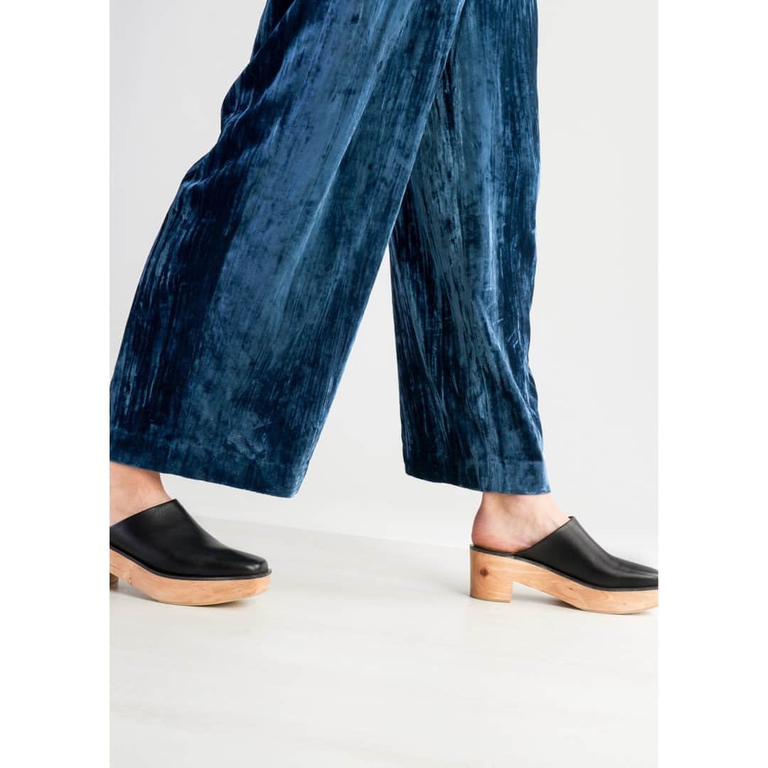 テーリポルキのインスタグラム：「Do the shopping from the sofa and try the shoes at home. Free shipping is still valid today, use the check out code FREESHIPPING 🖤⠀⠀⠀⠀⠀⠀⠀⠀⠀ .⠀⠀⠀⠀⠀⠀⠀⠀⠀ . ⠀⠀⠀⠀⠀⠀⠀⠀⠀ #TERHIPÖLKKI #terhipölkkistore #kämpgarden #scandinaviandesign #finnishdesign #sustainable #sustainablefashion #designfromfinland #finnishfashion #footwear #shoes」