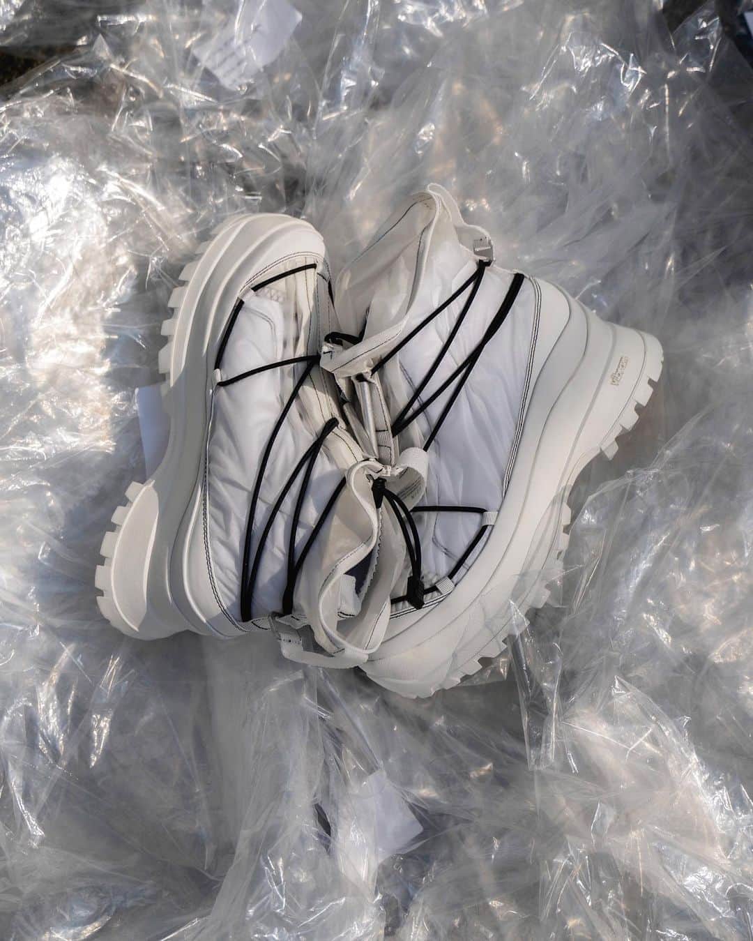 のインスタグラム：「ㅤㅤㅤㅤㅤㅤㅤㅤㅤㅤㅤㅤㅤ @vein__official SHEER NY LIPSTOP SKIN COVERED TRAINER ㅤㅤㅤㅤㅤㅤㅤㅤㅤㅤㅤㅤㅤ VEINのアイコンとなるカバードデザインスニーカー！ナイロンリップストップ生地で覆ったデザインにビブラムソール、ソールも肉厚で盛れます😏斬新且つ、新鮮なオススメの1足です！ ㅤㅤㅤㅤㅤㅤㅤㅤㅤㅤㅤㅤㅤ #vein」