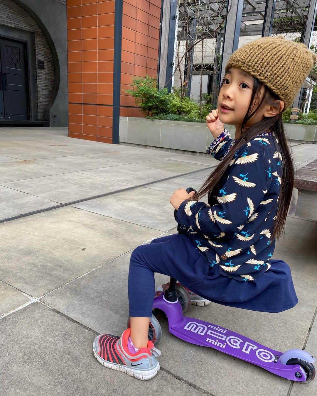 小水彩さんのインスタグラム写真 - (小水彩Instagram)「可愛いうさちゃん娘を撮りたかったのに、公園で知り合ったお友達と滑り台のことで揉めたらしくご立腹な娘ちゃん😅。　あっ！訂正！　ケンカをしていた子に注意したら怒られて嫌だったらしい😂 . . . #キッズコーデ #キッズファッション  #親バカ部 #ママライフ #5歳1ヶ月」10月18日 16時32分 - aya_iitoto