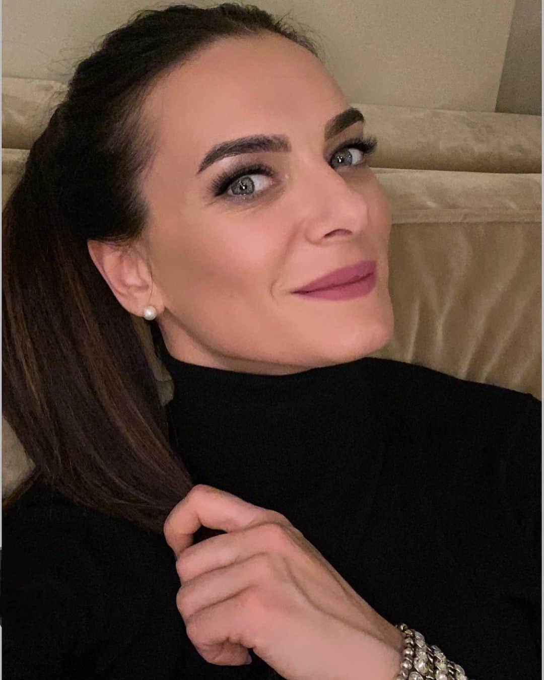 エレーナ・イシンバエワのインスタグラム：「«Девушка не может быть прекрасна, если в ней нет ничего гадкого». ⠀ Согласны ли вы с этим? 😉🤔 ⠀ Всем тёплого и спокойного воскресенья! 🤗 ⠀ "A Girl can't be beautiful if there's nothing nasty about her"? ⠀ Do you agree with the expression?😉🤔 ⠀ Have a warm and peaceful Sunday! 🤗」