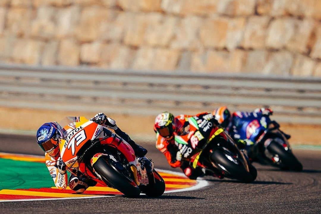レプソル・ホンダのインスタグラム：「Race day! Let the hunt begin 🏹 ⠀⠀⠀⠀⠀⠀⠀⠀⠀ #AragonGP #MotoGP #AM73 #AlexMarquez #SB6 #StefanBradl #Repsol #Honda #RepsolHonda #HRC #RC213V #ThePowerOfDreams #Racing #Motorcycle #Team #OneHeart」