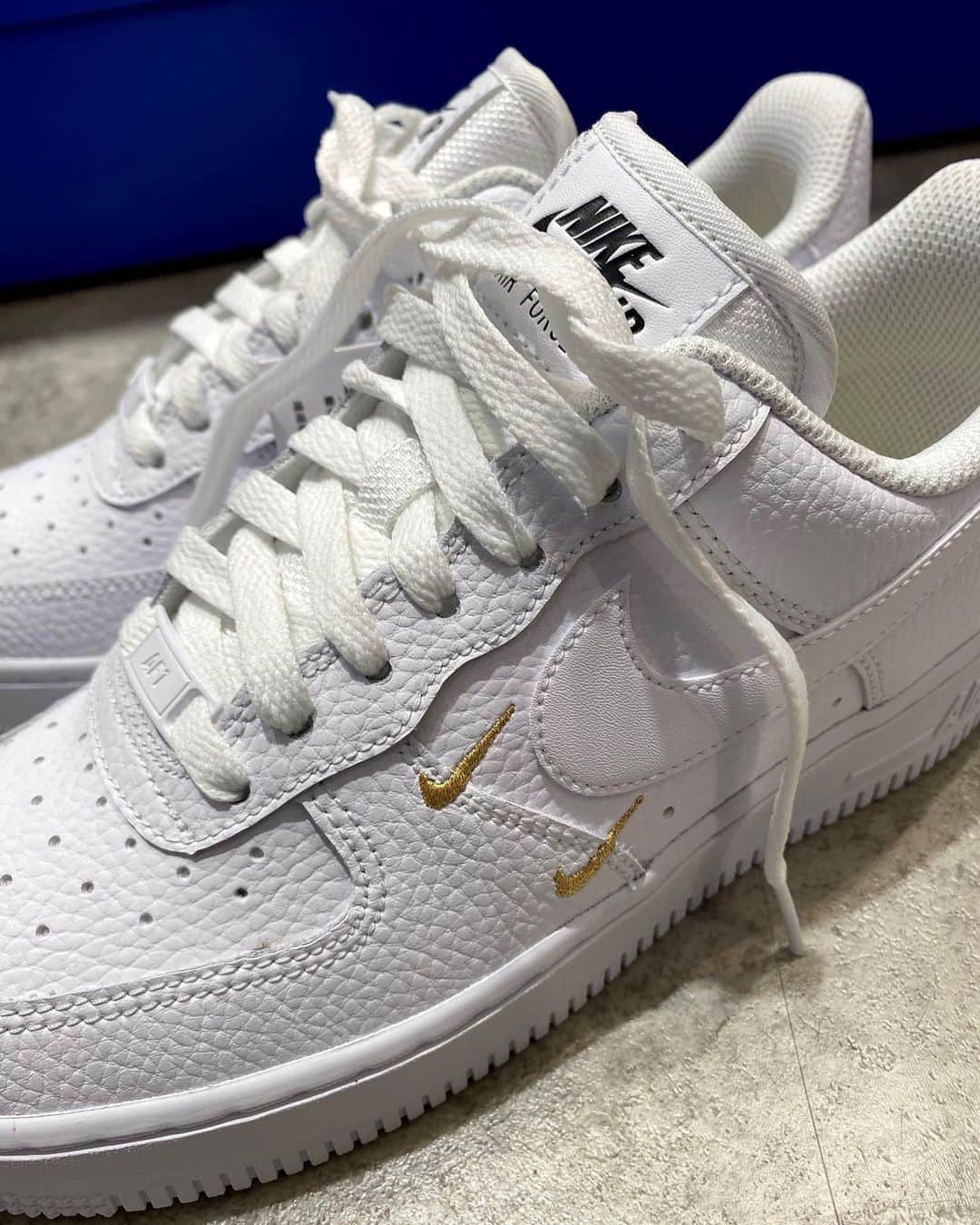 Chiharuのインスタグラム：「さり気ないGOLD✔︎✨  #airforcegirls  #airforce1women  #ナイキスニーカー  #ナイキ女子  #エアフォース1  #ナイキエアフォース #yesnike #nikeaddict  #airforce1  #nikeairforce1  #nikejapan」