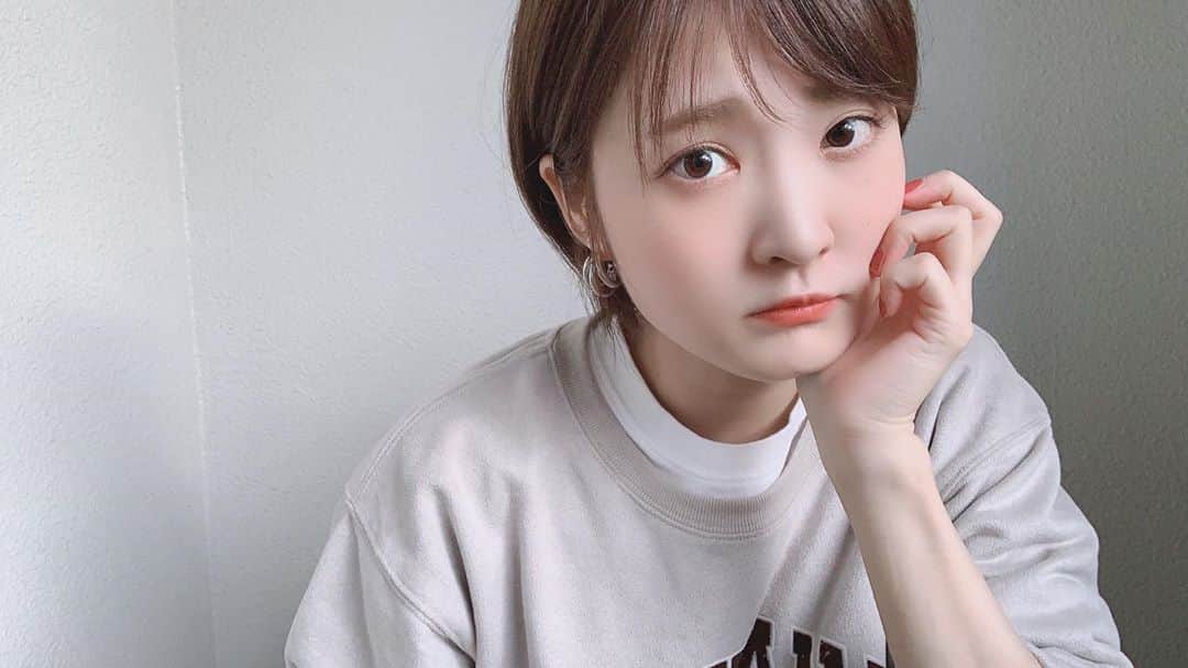 のインスタグラム：「腕の筋がすごい🥺🍼 新しいヘアカラーとても気に入りました！ @tierra_shunsuke_suga   #久保ユリカ #kuboyurika #久保百合花 #쿠보유리카 #シカコ #shikaco #小鹿 #시카코 #ショートカット #ショートヘア #shorthair #숏캇 #숏캇스타일 #tops #nikoand」