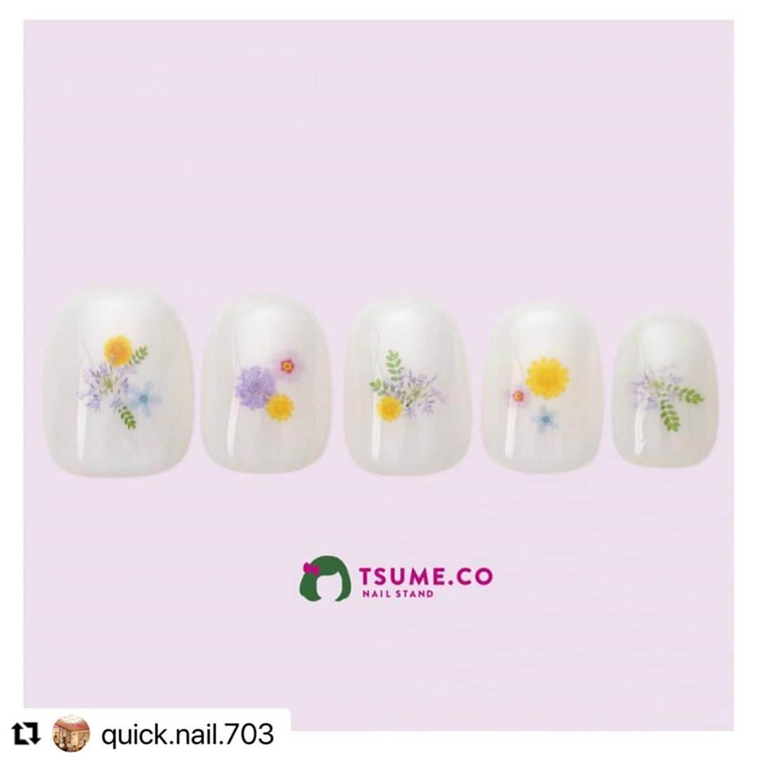 ネイルスタンド　ツメコさんのインスタグラム写真 - (ネイルスタンド　ツメコInstagram)「#Repost @quick.nail.703 with @make_repost ・・・ 初めてのご来店有難うございます🤗﻿ ﻿ 5本同時に施術できる最先端ジェルネイルプリンターTSUME,CO【ツメコ】のデザインを楽しくお喋りをしながら、施術させていただきました🤗﻿ ﻿ 半透明ベースに、5本すべて異なるお花をON💐﻿ まるでブーケのように華やかな色使いですが、爪の中央に小さめに配置することでさりげない仕上がりに💕﻿ ﻿ 当店1番の魅力は、何と言っても＂ジェルネイル 安さ地域No,1＂お財布に優しいネイルサロンです✨﻿ 安さの秘密は、三重県当店のみ！2台の最先端ジェルネイルプリンターで施術させて頂きます💁‍♀️﻿ ﻿ ネイルプリンターなんて邪道だ！って思う方も見えるかと思います😓﻿ でも、ネイルにあまりお金を掛けたくない！普段は仕事の都合でネイルは出来ないけど、結婚式へのご出席、ライブ・イベント、ディズニーやUSJなどのテーマパークに行く時にしてみたい！って思う方は是非当店にお越しください🤗﻿ ﻿ 約1,500種類以上のデザインは、なんと定額3,500円、最短45分で施術できます！﻿ それだけではありません❣️﻿ お客様がお好きなアーティストのロゴやキャラクター、飼われている可愛いペットなど、そのまま丸ごとネイルにできます🤗（AutoNailのみ）﻿ ﻿ ☆当店の魅力☆﻿ ◆安さの秘密は三重県当店のみ！2種類の最先端ジェルネイルプリンター導入店❤️﻿ 可愛い・美しいデザインはプリンターで、ベースやトップコートは通常のジェルネイル同様にネイリストが施術させていただきます💅﻿ ﻿ ◆約1,500種類のデザインは、どれを選んで頂いても定額3,500円なので、お財布に優しいネイルサロンです☺️﻿ また、最短45分で施術できますので、仕事が忙しい方、家事・育児に追われる主婦の方にも大人気です💙﻿ ﻿ ◆普段は学校や仕事の都合でネイルができない方でも、ネイルプリンターならコスパ最高❣️なので、結婚式への出席、イベントやライブ、ご旅行前などお出かけ前にいかがでしょうか💛﻿ （店頭にご自身でネイルを落とせるキットを販売しております）﻿ ﻿ ◆住宅街でひっそりと営む、完全予約制の隠れ家的なプライベートサロンです✨﻿ 木の温もりが溢れる安らぎと癒しの空間となっております🍀﻿ カップル・ご夫婦・お友だち、もちろんお子様連れでのご来店も大歓迎です！タブレットでYouTubeやアンパンマンなどのアニメもご覧いただけます💚﻿ ﻿ ⭐️さらに詳しくは、プロフィールより当店ホームページをご覧ください。﻿ ﻿ コロナ禍の影響があり、経済的な理由から中々お店を開ける事が出来ませんが、お会いできる日を楽しみにお待ちしております🙇‍♀️﻿ ﻿ #鈴鹿市﻿ #鈴鹿市ネイルサロン﻿ #ジェルネイル﻿ #ネイルプリンター﻿ #ツメコ﻿ #オートネイル﻿ #ネイル人気﻿ #ネイル安い﻿ #ネイル早い﻿ #ネイル可愛い﻿ #ネイルアート﻿ #ライブネイル﻿ #ライブ﻿ #ディズニー﻿ #USJ﻿ #ハロウィン﻿ #コロナに負けるな﻿ #おうち時間﻿ #Go To」10月18日 16時42分 - tsume.co