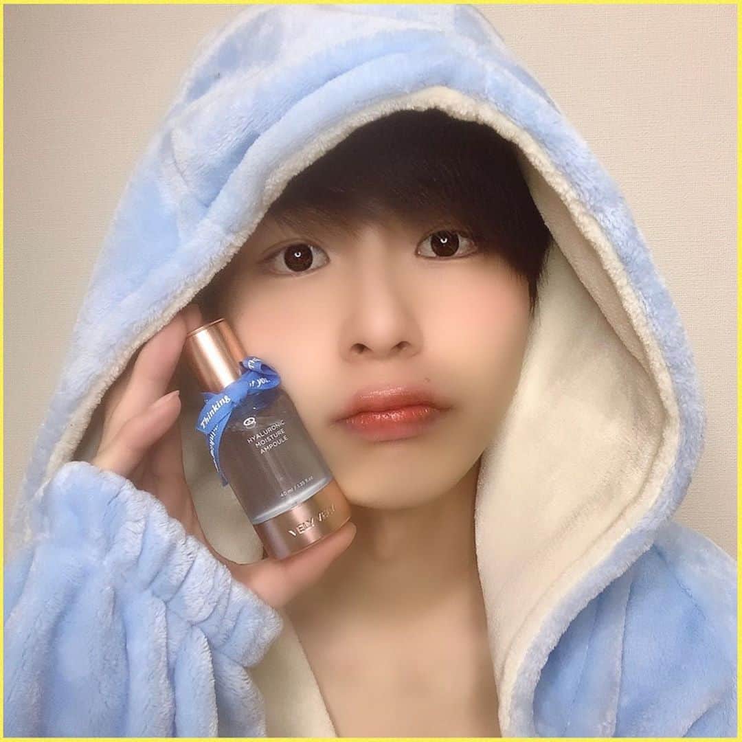 ぴろPIROのインスタグラム：「ヒアルロン酸で水光肌に😍  2枚目の動画見れば分かるけど 液体がとても濃厚で塗った瞬間から お肌がもちもち✨  パッケージも可愛いし 良きよりの良きでした🤟  #珍しく青 #安心してください #下は黄色 #velyvely #ヒアルロン酸水光アンプル #ヒアルロン酸 #水光肌 #スキンケア #pr」