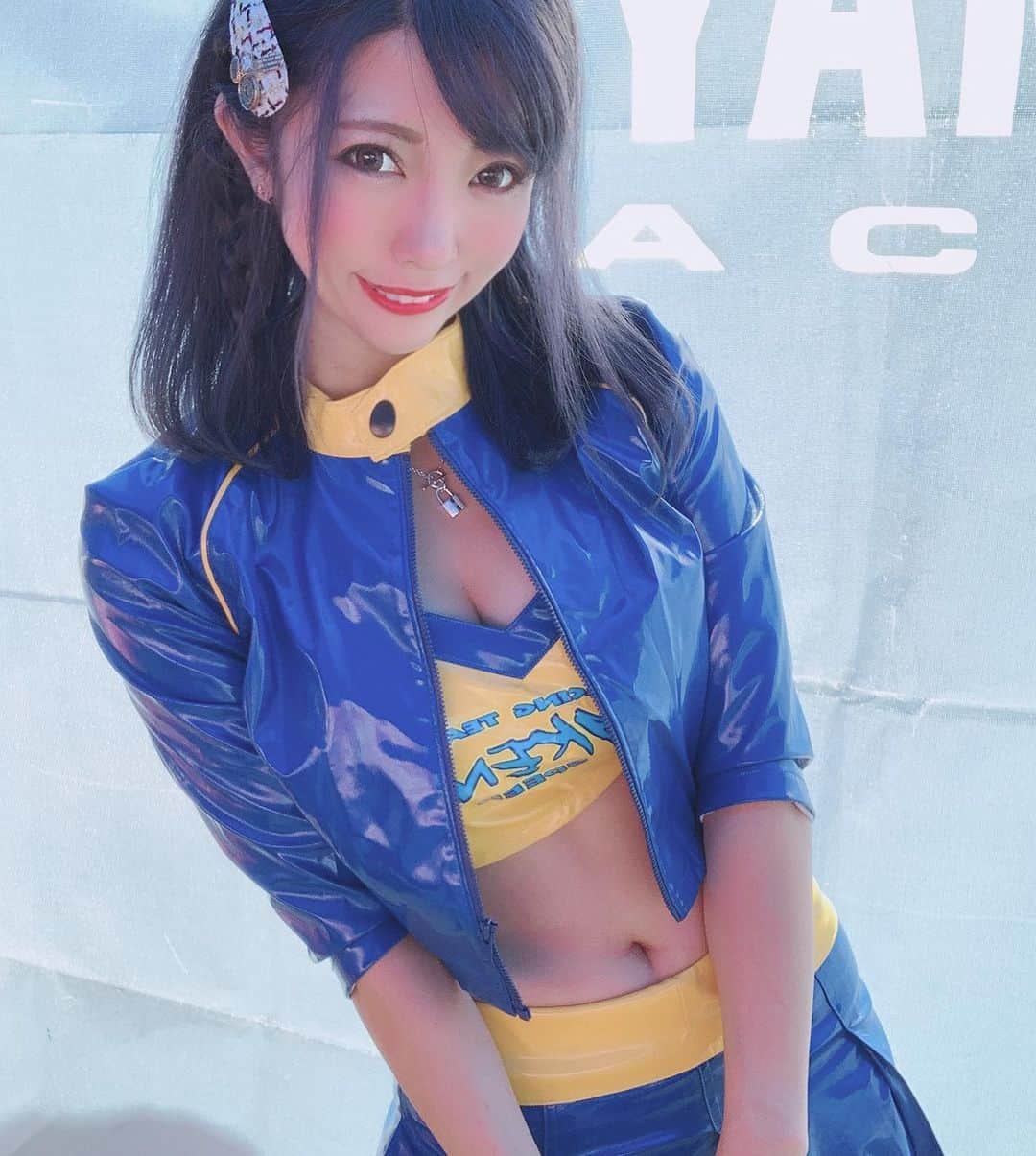のインスタグラム：「今日はAKENOSPEEDjewelCOLORSのピンチヒッターで久しぶりにコスチューム着ました。 着ても着なくてもチームへの情熱は変わらないけどグリッドでラスト1分まで傘をささせて貰えて、最後にライダーさんに声掛け出来るのはレースクイーンだからだなーと思って。 幸せだったなぁ、今日1日も。  #akenospeed #アケノスピード #レースクイーン #racequeen #全日本ロード選手権 #mfj #mfj全日本ロードレース選手権 #もてぎサーキット #shooting #racingteam #japanesegirl #japanesmodel」