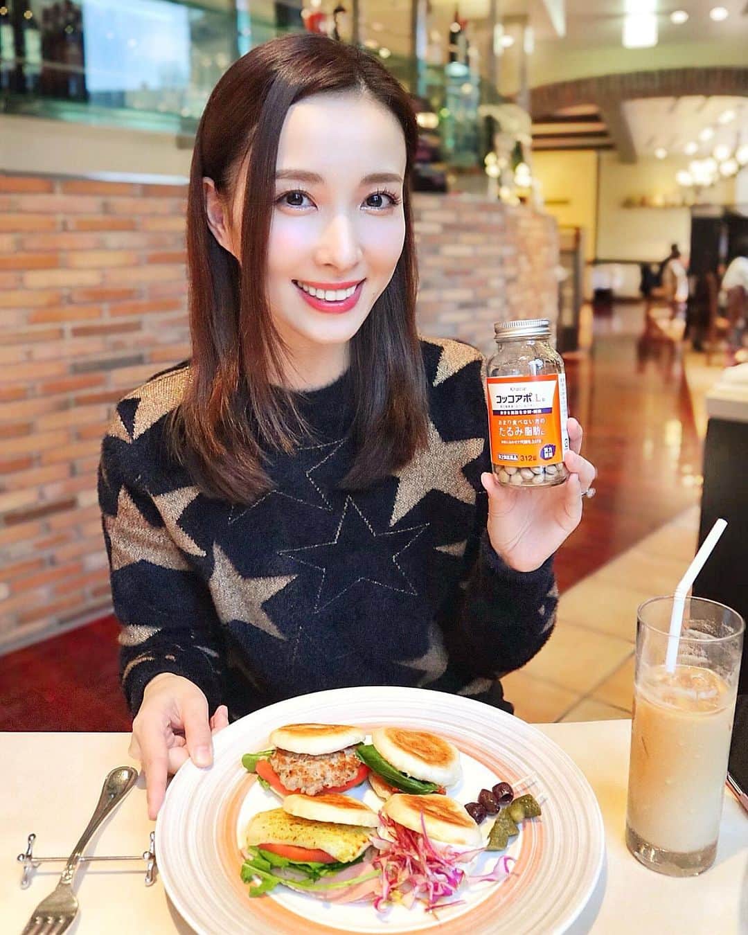瀬戸早妃のインスタグラム：「コッコアポL錠はじめました🧡 . そんなに食べていないのに何故か脂肪が気になることはありませんか？ . 少食でも運動不足や年齢による筋肉量の減少などによって、筋肉に締まりがなくなるとお尻や太ももなどの下半身を中心にたるんでしまうそうです🤔  このしまりがない状態の蓄積脂肪が、たるみ脂肪❗ そんな状態にアプローチするのがこの「防己黄耆湯」という漢方なのです👏🏻 癖がなくとっても飲みやすい錠剤で、カバンの中に忍ばせてます。  適度な運動も心掛けながら、内側からもケアしていきたいですよね🏃✨  FiNCアプリで漢方特集をやっているのでよかったら是非見てみてくださいね♪  #PR #クラシエ #コッコアポ #代謝 #脂肪 #漢方 #FiNC #FiNCアンバサダー #コッコアポFiNCアンバサダー」