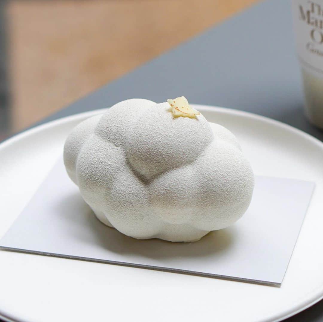 のインスタグラム：「﻿ 【 グルメショップ BY マンダリン オリエンタル 東京 】﻿ ﻿ コロナ渦で休業していたグルメショップがついに営業再開(10／15日)﻿ ﻿ ■KUMO／1,600円﻿ ※数量限定平日25個／休日35個﻿ ﻿ 季節によって味が変わる雲の形をしたケーキ！﻿ 今時期は大好きな栗☺︎☺︎﻿ ﻿ 粒々感じるマロンクリームがみっちり入っていて、マロンペーストや栗のそのものも入っています♪また栗だけでなくプラリネのような味わいも感じました！﻿ 大きめのサイズ感ですが、﻿ 上品な甘さで最後の一口までおいしかった☺︎♡﻿ ﻿ 行かれる予定の方はご参考に▽﻿ ﻿ ※整理券10時前後から配布﻿  販売11:00-12:00での受け取りに限られます。﻿  この日は9:55から整理券が配られ、﻿  9：40到着で11番目でした。﻿ ※お一人様2個まで購入可﻿ ﻿ ‥…━━ *‥…━━ *　‥…━━ *　‥…━━ *　﻿ ﻿ グルメショップ BY マンダリン オリエンタル 東京﻿ ﻿ 住所：東京都中央区日本橋室町2-1-1 マンダリンオリエンタル東京　１Ｆ﻿ 電話：0120-806-823﻿  (レストラン総合予約 / 9:00～21:00)﻿ 営業時間﻿ 11:00～18:00※短縮営業﻿ ﻿ ‥…━━ *‥…━━ *　‥…━━ *　‥…━━ *　﻿ ﻿ ﻿ #モンブラン #マロンケーキ #秋の味覚 #三越前 #日本橋 #三越カフェ #日本橋カフェ#マンダリンオリエンタル東京 #mandarinorientaltokyo #KUMO #ケーキ #マンダリンオリエンタルホテル #東京カフェ #東京カフェ巡り #東京カフェ部 #カフェ巡り #カフェスタグラム #カフェ #スイーツ #おやつ #かふぇすたぐらむ #cafestagram  #甘党 #スイーツ部 #フォロミー  #カフェ好きな人と繋がりたい #カフェ好き #カフェ活 #東京グルメ﻿ ﻿」