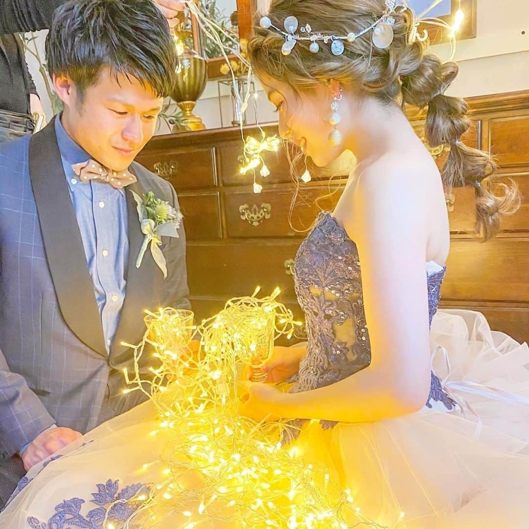 プレ花嫁の結婚式準備サイト farny 【ファーニー】さんのインスタグラム写真 - (プレ花嫁の結婚式準備サイト farny 【ファーニー】Instagram)「@farny_weddingをフォローして #プラコレ #farnyレポ を付けて投稿してくださいね♥ . :-: :-: :-: :-: :-: :-: :-: :-: :-: 本日紹介したいウェディングフォトは・・・ @lico_wedding さん♡ . お洒落花嫁さまに注目を集めている #玉ねぎヘアー ♡ ヘッドアクセサリーとガーランドライトの 組み合わせがお洒落すぎる✨  可愛いヘアメイクを叶えたい方は ぜひ@lico_weddingさんのアカウントを checkしてみて🧚‍♂️✔️ ==================== \\花嫁ライター募集中// @farny_wedding の DMより”Farny 花嫁ライター希望”とお送りくださいね◎ 担当者から折り返しご連絡さしあげます⁂ . \\花嫁アプリ // プロのアドバイザーに結婚式の相談を何度でも♡ ウェディングドレスの記事や、 自分のウェディングレポを残せちゃう♡” . ＞＞＞TOPのURLからcheck ⋈ @placolewedding ＞＞＞結婚のご相談は プラコレウェディングアドバイザーへ♡ @wedding_adviser ＞＞＞ウェディングレポを残したいなら、 farny by プラコレをcheck ✎ @farny_wedding ＞＞＞ウェディングアイデア＆DIYは ドレシーアイデアcheck ❁ @dressy_idea . ┈┈┈┈┈┈┈┈┈┈┈┈┈┈┈┈┈┈┈ #プレ花嫁 #卒花嫁 #結婚準備 #結婚式 #結婚式場 #当日レポ #撮影指示書 #weddingtbt #ウェディングフォト #卒花しました #farnyレポ #前撮り #大人花嫁 #2020秋婚 #2020冬婚 #挙式 #令和花嫁 #全国のプレ花嫁さんと繋がりたい #ガーランドライト #玉ねぎヘアー #おしゃれ花嫁 #花嫁コーディネート #ウェディングヘア  #ヘアアレンジ #licowedding」10月18日 17時06分 - farny_wedding