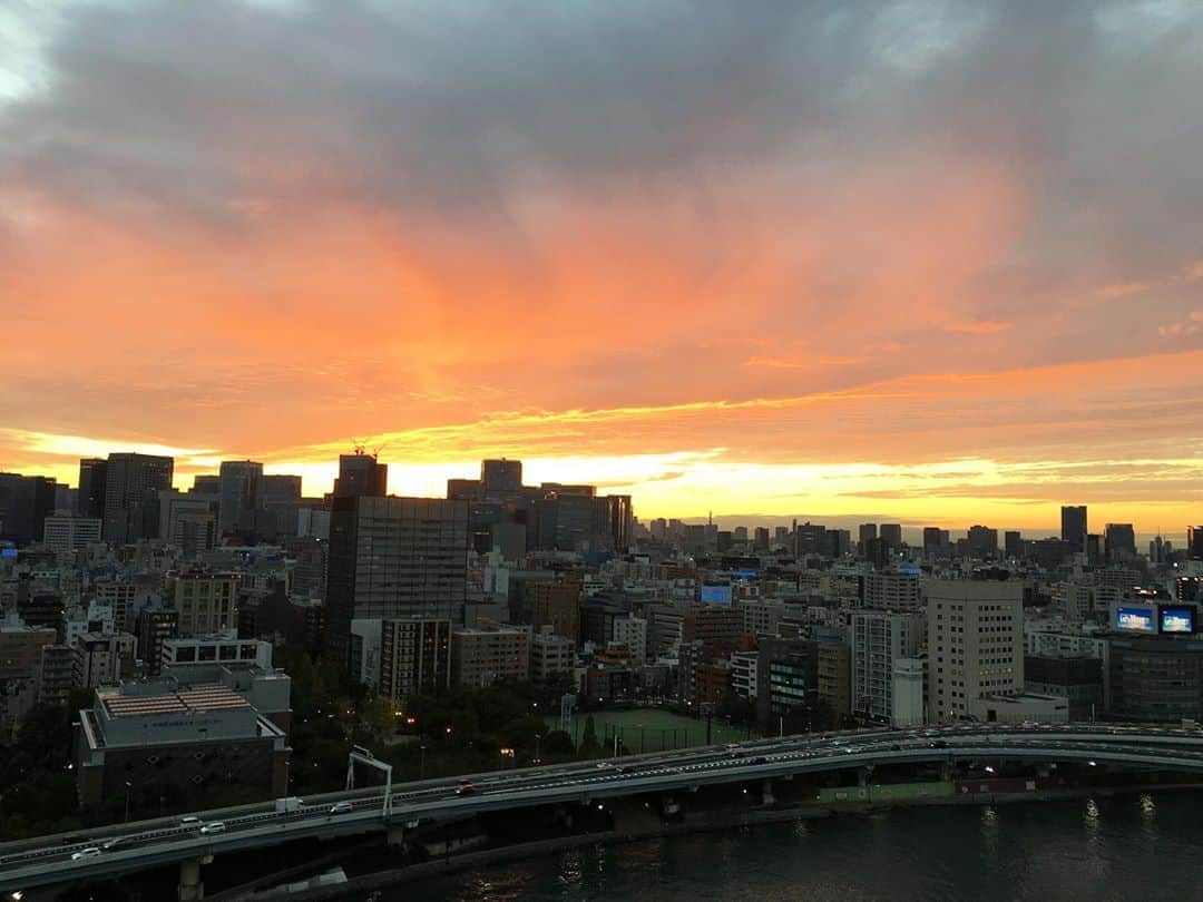猫沢エミさんのインスタグラム写真 - (猫沢エミInstagram)「今日の夕暮れは、燃えるように美しい。  みんなみんな、おつかれさま♡  私も今夜は、ゆっくりします。  #東京下町時間」10月18日 17時06分 - necozawaemi