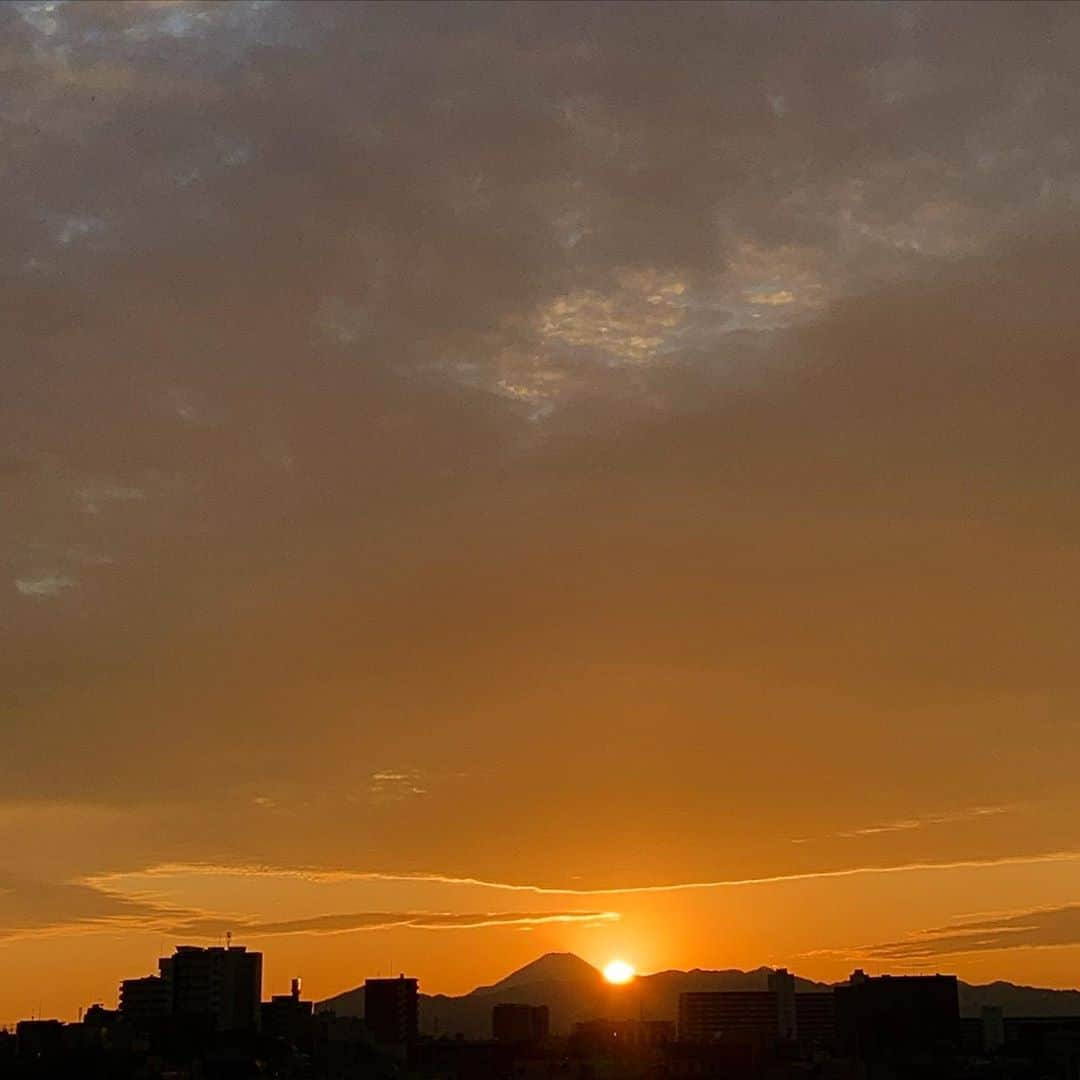 くろさんのインスタグラム写真 - (くろInstagram)「夕焼け富士山🗻 #mtfuji #富士山 #夕焼け富士山 #夕焼け富士山🗻  #ベランダからの富士山 #ベランダからの夕焼け #ベランダからの夕日  #ベランダからの夕陽  #ベランダからの風景  #ベランダからの景色  #ベランダからの眺め  #ベランダからの空  #ベランダからの #iPhoneXSで撮影」10月18日 17時11分 - m6bmw