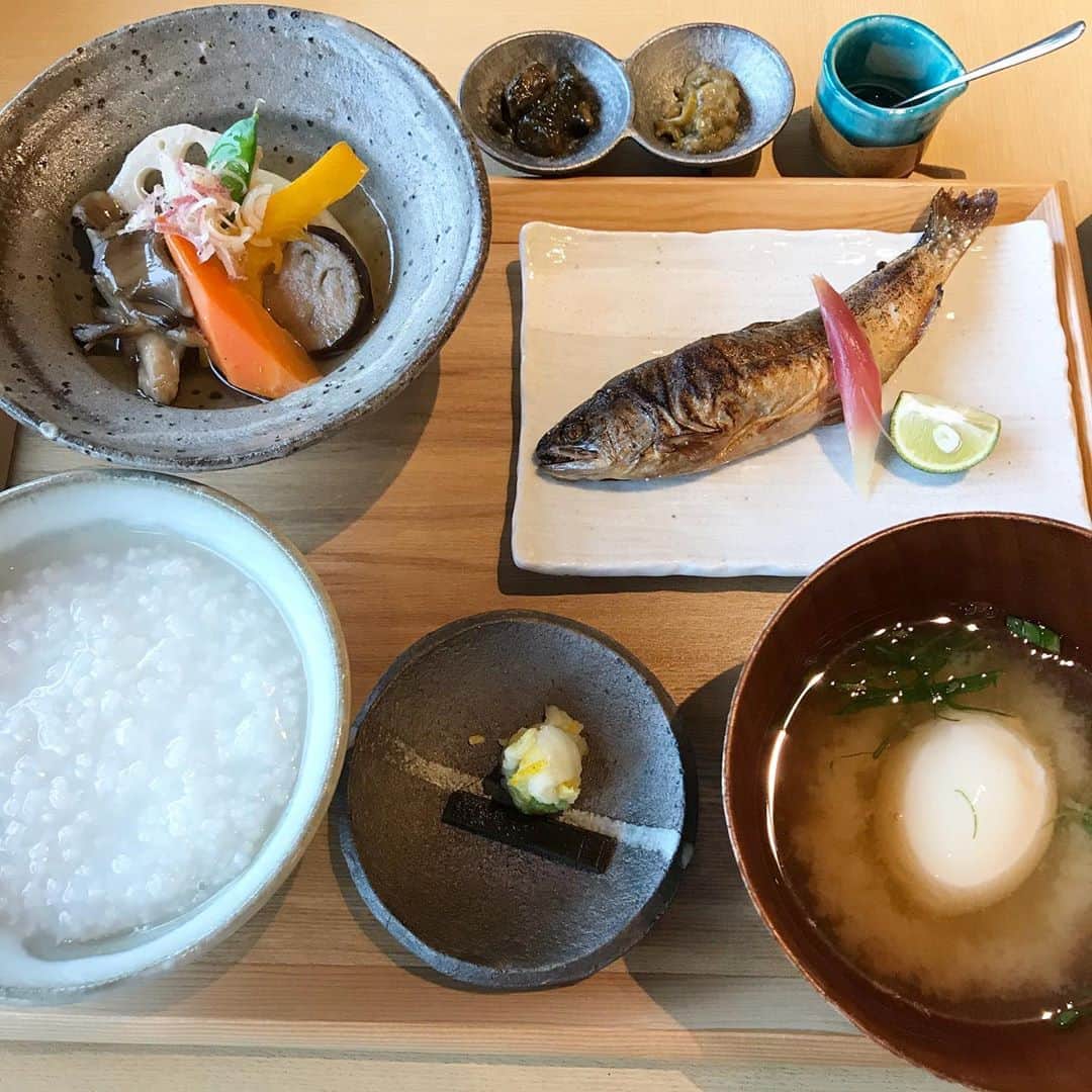 のインスタグラム：「ホテルといえば朝ごはん。ソラノホテルの朝食は「ハレとケ」の2種類。1枚目、ケはお粥や焼き魚、温泉卵の自家製お味噌汁とヘルシー。熱々の山女が美味！ハレは3〜4枚目でたんぱく質中心の活力メニュー。炭水化物は含まれないのですがもちろん追加でオーダーできます。お味噌汁もハレとケで具が異なるという徹底ぶり。 ホテルダイニング「ダイチノレストラン」店内には日本酒セラー、野菜セラー、魚の水槽セラーが。素材にこだわり、調味料やお米は極力自家製。お茶に至るまでおいしかった！お茶葉、売ってくれないかな。オリジナルの米とか味噌も買ってお土産にしたい。 あまりのおいしさにチェックアウト後、同じレストランでランチして帰ったほど。「ウェルビーイング」をテーマに食を体験としてサービスする…と言うのは簡単ですが実行するのは本当に大変なはず。えらい。 #breakfast #morning #weekend #soranohotel #wellbeing #stay #hotel #yummy #good #respect #ホテルの朝食 #ホテルの朝ごはん　#ソラノホテル　#ダイチノレストラン #ウェルビーイング　#おいしい　#ホテル好き #旅　#週末　#立川　#いいね立川　#朝ごはん　#朝食」