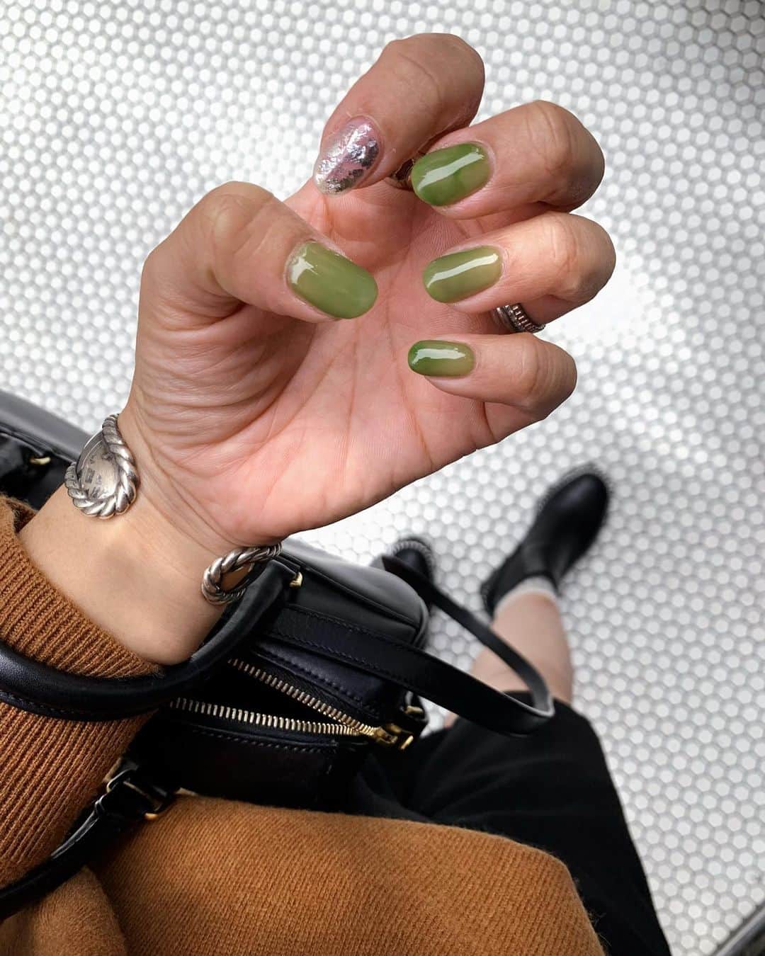 のインスタグラム：「‥ 今のネイル。 息子が選んでくれたカーキネイル。  前回、茶色にしたら「えー⁉︎なんでそんな色にしたの⁉︎💩みたいで可愛くない！早く他の色にしなよ！」の言ってきたのでw今回は事前に相談して、こちらのデザインになりましたw  しかも、ネイルサロンも一緒に行きたいというので、久しぶりに一緒に行きました。ネイリスト体験までさせてもらって、とても満足した様子でした。いつもありがとうございます♡ ∵ ∵ #ニュアンスネイル #ネイルデザイン #ネイルアート #秋ネイル #カーキネイル #アクセサリー #リング #philippeaudibert #バングル #シルバーアクセサリー #ママコーデ #ママファッション #大人ファッション #30代コーデ #大人可愛い #ミヤマリ #vocest #vocemagazine #美容ブロガー #インフルエンサー #超未熟児ママ #ママ #男の子ママ #mamagirl #おしゃれさんと繋がりたい #男の子ママと繋がりたい」