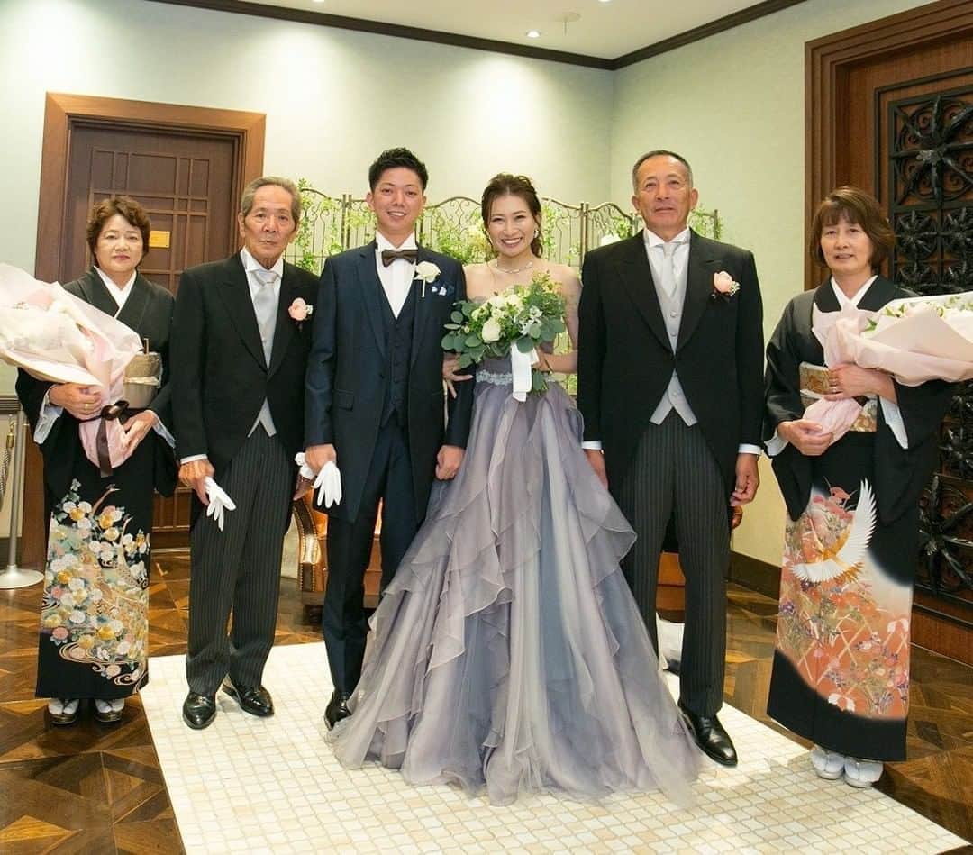 KIYOMIZU京都東山 公式さんのインスタグラム写真 - (KIYOMIZU京都東山 公式Instagram)「@kiyomizu_kyoto_higashiyama をフォローして、 『#kiyomizu京都東山』 『#kiyomizu花嫁』 『#スタイルズ花嫁』 をつけて投稿してくださいね＊ . 家族の絆がより一層深まる日* 結婚式のラストシーンでは 愛するご両親へ感謝の気持ちを届けます..  普段はなかなか恥ずかしくて 言葉にできなかった想いも ぜひこの機会に伝えてみませんか？ . ---------------------- . ▼ブライダルフェアの予約は インスタのTOPからcheck⚐ ＞＞＞ @kiyomizu_kyoto_higashiyama . #スタイルズ花嫁 #dress #kyoto #kiyomizu #wedding #ウェディングレポ  #ブライダルフェア #プレ花嫁 #卒花 #結婚式 #結婚式場 #結婚式準備 #京都 #京都花嫁 #関西花嫁 #京都婚 #令和花嫁 #大人花嫁 #DRESSY花嫁 #maricuru #シェアーズヘアメイク #グレードレス #集合写真 #家族フォト #家族写真 #花嫁の手紙 #花束贈呈」10月18日 17時16分 - kiyomizu_kyoto_higashiyama