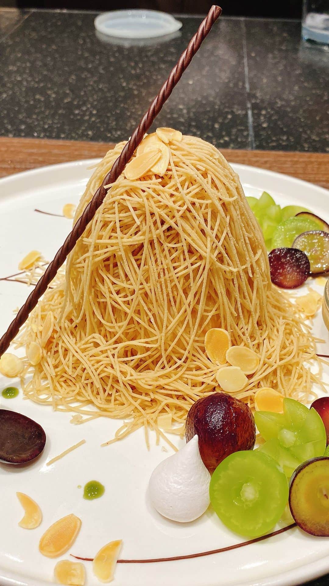のインスタグラム：「名古屋 和栗モンブラン専門店  「栗りん kurin」 旬果物 の贅沢モンブランでございます〜 @kurin.montblanc   🌰🚿和栗シャワーモンブランと バルーンがはじけて 和栗が薫ります〜😆🌰🌰🌰  🔻 入刀断面したら、ぶどうアイスがとろけてきます。新鮮なシャインマスカット、ぶどうのみずみずしさと和栗も良き相性🌰💓🍇  五感で楽しむモンブラン🌰 ワクワクさ満開です〜  @ma #栗りん #名古屋スイーツ  #モンブランの世界#栗#和栗#栗スイーツ#モンブラン#里井真由美#里井ワグリーナ真由美#ワグリーナ#ワグリーナ真由美#japan#アフタヌーンティー#零食#さといいね#스위트#ありが糖運動#まゆログ#甜食#着物#フードジャーナリスト里井真由美#断面モンブラン#kimono#kimonostyle」