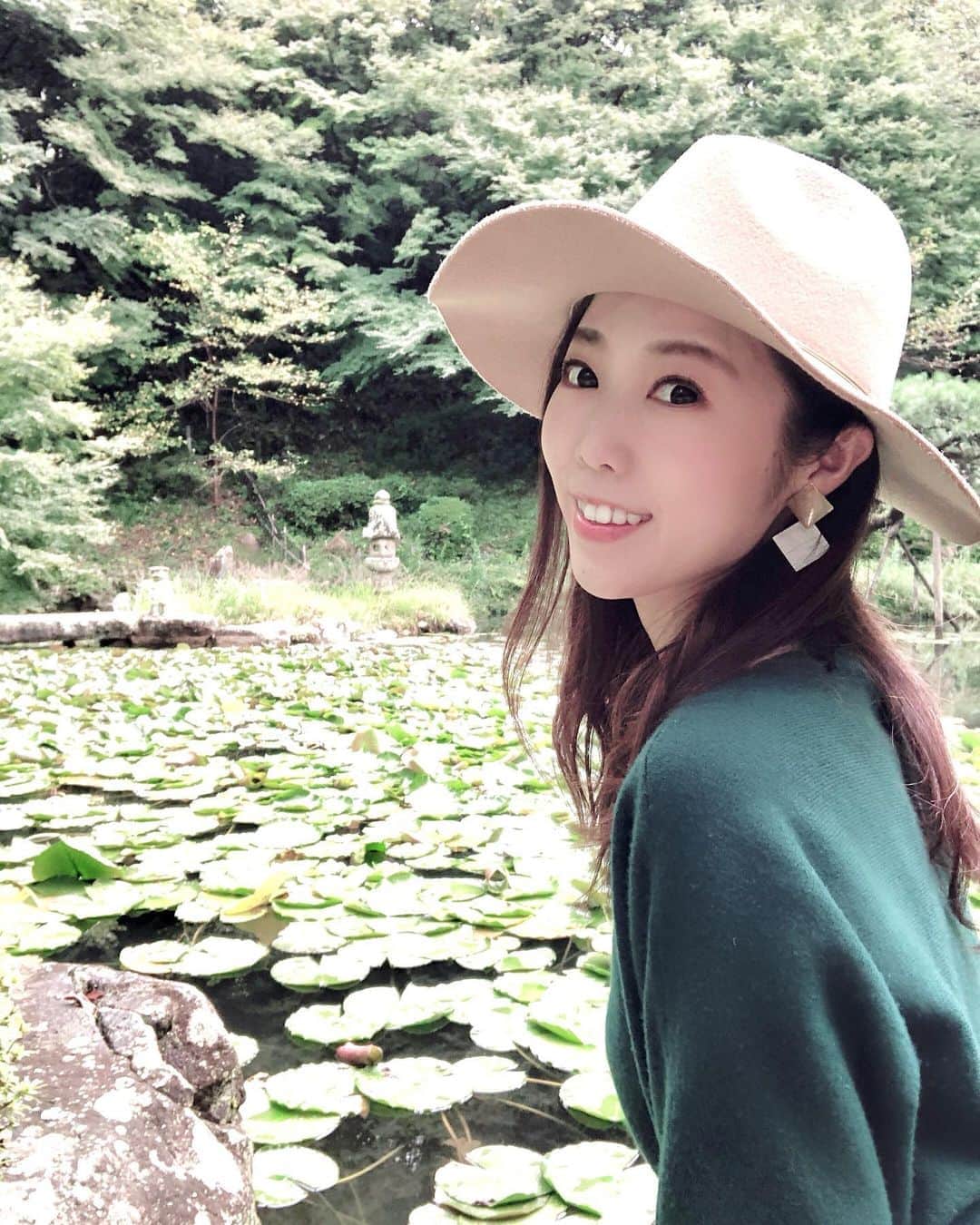 のインスタグラム：「今日は朝から﻿ セミナー講師をさせていただきました✨﻿ ﻿ 絶対にセミナーの時間を﻿ 有意義なものにしてもらいたい、﻿ その一心でかなり内容熟考しました。﻿ ﻿ 聴講いただいた方、﻿ 本当にありがとうございました🙏﻿ ﻿ ﻿ 個人的に﻿ 『忙しい』とか﻿ 『時間ない』とか言うのは﻿ 好きではないのですが﻿ ﻿ ﻿ ここ最近﻿ セミナーの準備から撮影まで﻿ なにがどうなってるのやらって思うほど﻿ てんやわんや😂﻿ ﻿ ﻿ 今週は珍しく徹夜もあり﻿ そしてその徹夜明けに﻿ 県を跨いでの打ち合わせ数件…﻿ ﻿ ﻿ いやもちろん﻿ 全部楽しくてやってることばかりだし﻿ 辛いとかではなくて﻿ ﻿ ただちゃんと一息つく時間が﻿ 大事やなぁって再確認した次第です😇﻿ ﻿ テンパると誤字も多くなる（笑）﻿ 最近誤字多すぎと指摘ももらいました🤣﻿ ﻿ ﻿ 急に寒くもなったし…﻿ しっかり体を休めないとですね☺️🌷﻿ ﻿ ﻿ でも今日夜はお笑いライブに行ってきます😁﻿ 笑いも免疫力あげますもんね❣️﻿ ﻿ しっかり笑って﻿ 帰ってほっこりした気持ちで熟睡しようと思います😴﻿ ﻿ 皆さんも健康に気をつけて﻿ 素敵な日曜日をお過ごしください✨✨﻿ ﻿ ﻿ #ナレーション #セミナー講師﻿ #セミナー登壇 #SNS﻿ #model #モデル #歌手 #singer」