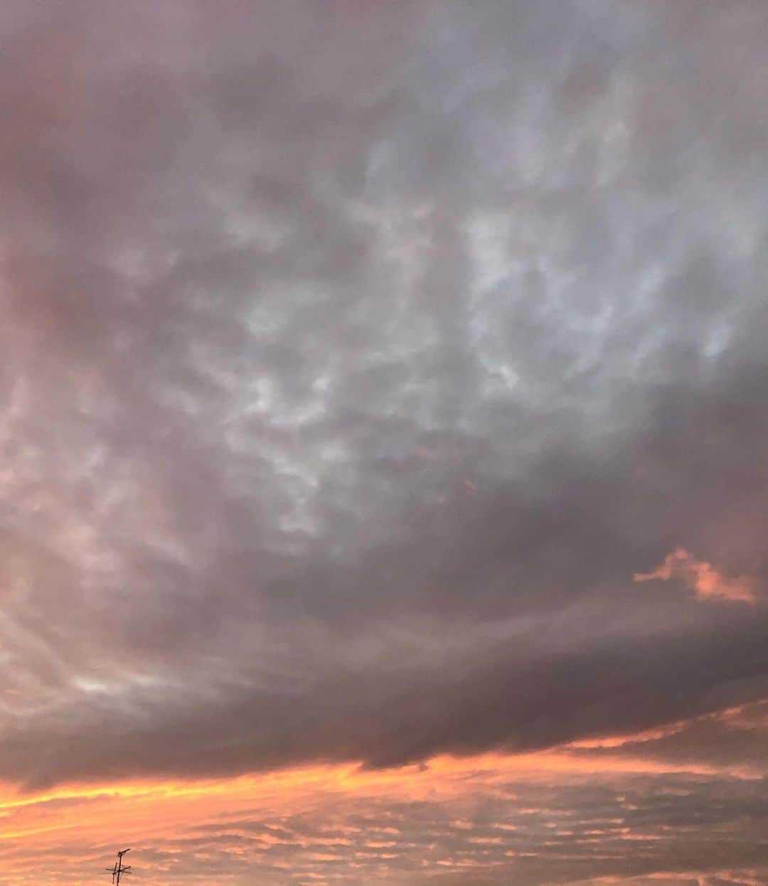 純名里沙さんのインスタグラム写真 - (純名里沙Instagram)「凄い空に出逢いました✨しばらく動けなかった。。癒されました🍀 ・ #先空 #空 #そら #夕景 #マジックアワー #一瞬の空のショー #加工なしの空」10月18日 17時21分 - risajunna3158