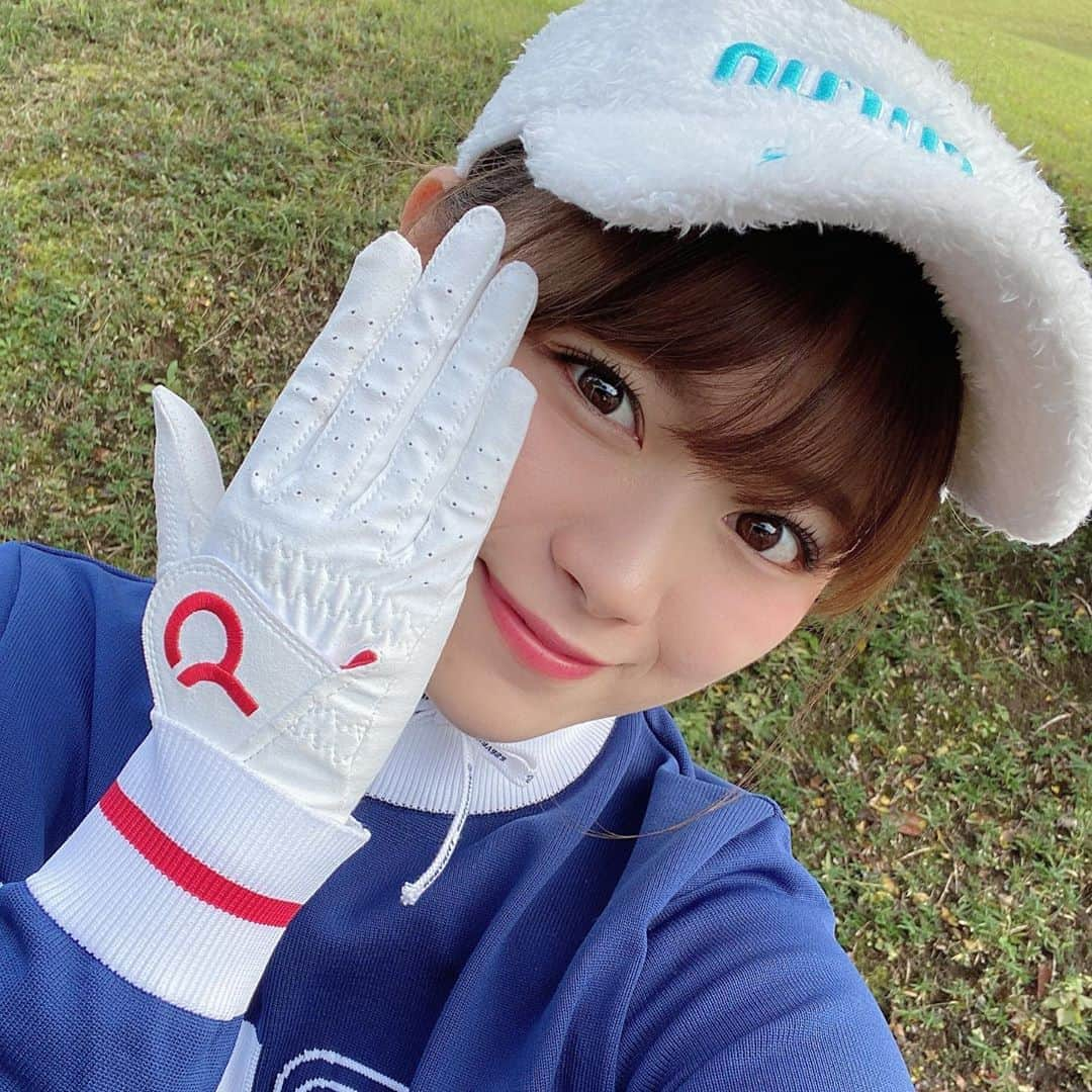 山内鈴蘭さんのインスタグラム写真 - (山内鈴蘭Instagram)「Today's Golf Item⛳️💚 ． ボールもマーカーもグローブも その日のコーデと気分で選んでるよ☺️ ． ボールの色がめちゃ可愛いの💚 光って見えて今日もこのボール使ってたら可愛いって話しかけられて嬉しかったあ🥺 ． グローブも全天候グローブで 雨や汗にも強くて洗えるグローブ！ 柔らかくて安定感抜群だよぉ👍👍👍 ． プロデュースしています！ ゴルフブランド″Gorurun“ @gorurun_ は初心者の方も上級者の方も 沢山の方にお使い頂けるアイテムを お届けしてるのでぜひーっ🥺🥺🥺💓 ． ． #ゴルフ #ゴルフ女子 #ゴルフアイテム #ゴルフボール #ゴルフマーカー #カジノチップ #ゴルフグローブ #全天候  #ゴルフウェア #ゴルフ好き #家族ゴルフ #サンバイザー」10月18日 17時21分 - xxsuzuranxx