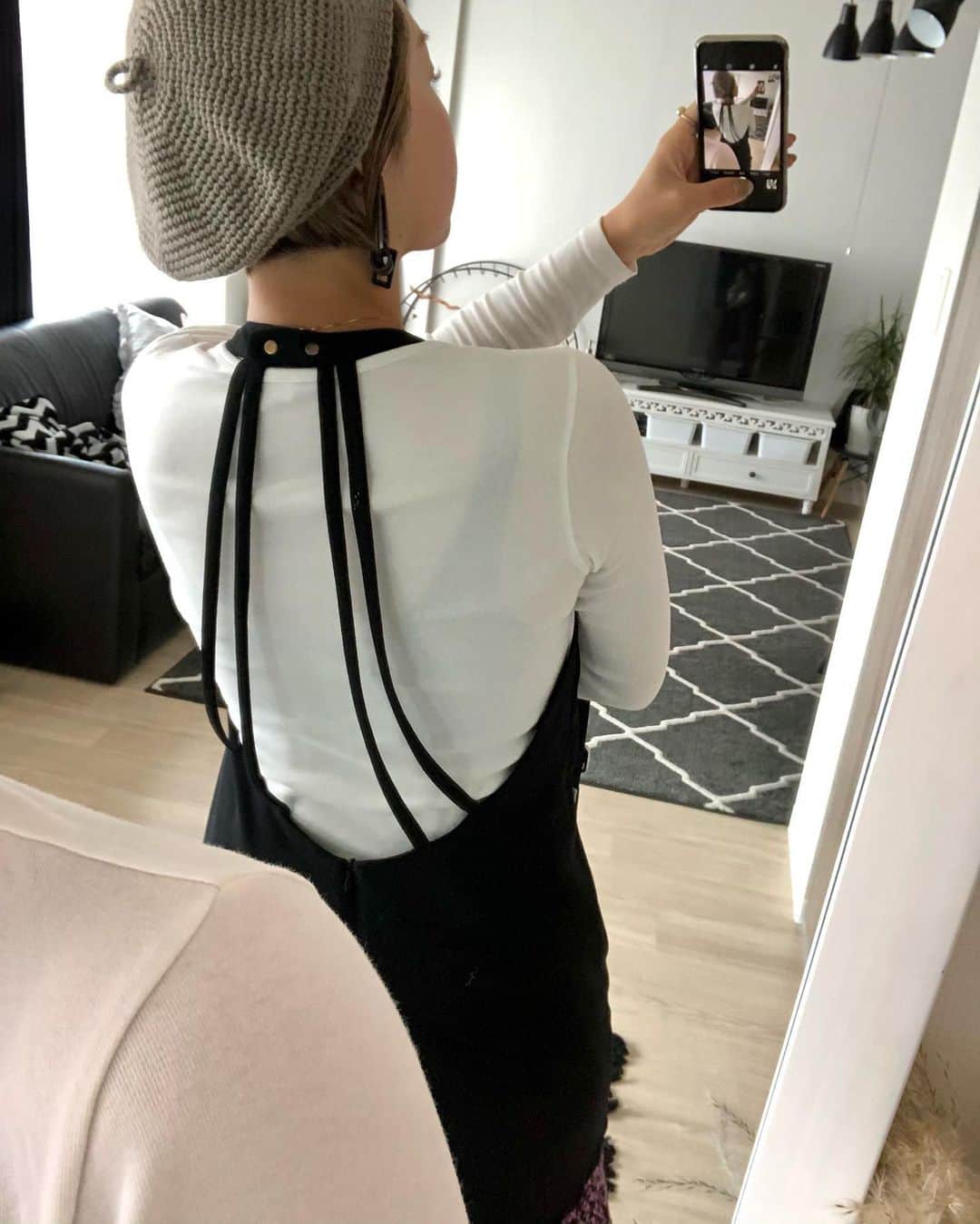 ◆miki◆のインスタグラム：「* * 🤳🤳🤳 * めちゃお気に入りの お背中パックリ系のワンピース (数年前のZARA)  誰からのお下がりやと思う？？？  😳😳😳  MyMother🤣🤣🤣  「みーちゃんやっぱりばぁば これ着ないからあげるぅ👵🏻」 って。  ガッツリ背中開いとるやないかーーーい‼️‼️‼️  ばぁば👵🏻セクシー路線  #母ちゃんのootd #ママコーデ #ママファッション #アラフォーコーデ #アラフォーファッション #お背中パックリ系」
