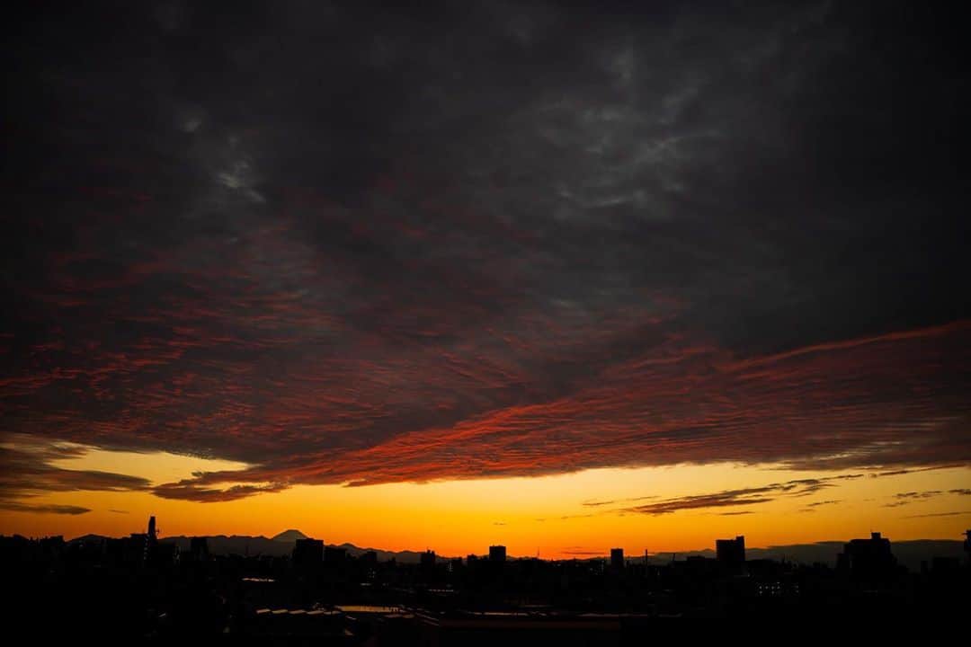 大杉隼平さんのインスタグラム写真 - (大杉隼平Instagram)「写真集の最終の打ち合わせ。  過ごしてきた時間、出会った人達の事を思い返す。  空は果てしなく色づく。  #写真 #空 #東京 #photography #sky #tokyo #写真集 #leica #ライカ #shumpeiohsugi #大杉隼平」10月18日 17時26分 - shumpeiohsugi_photographer