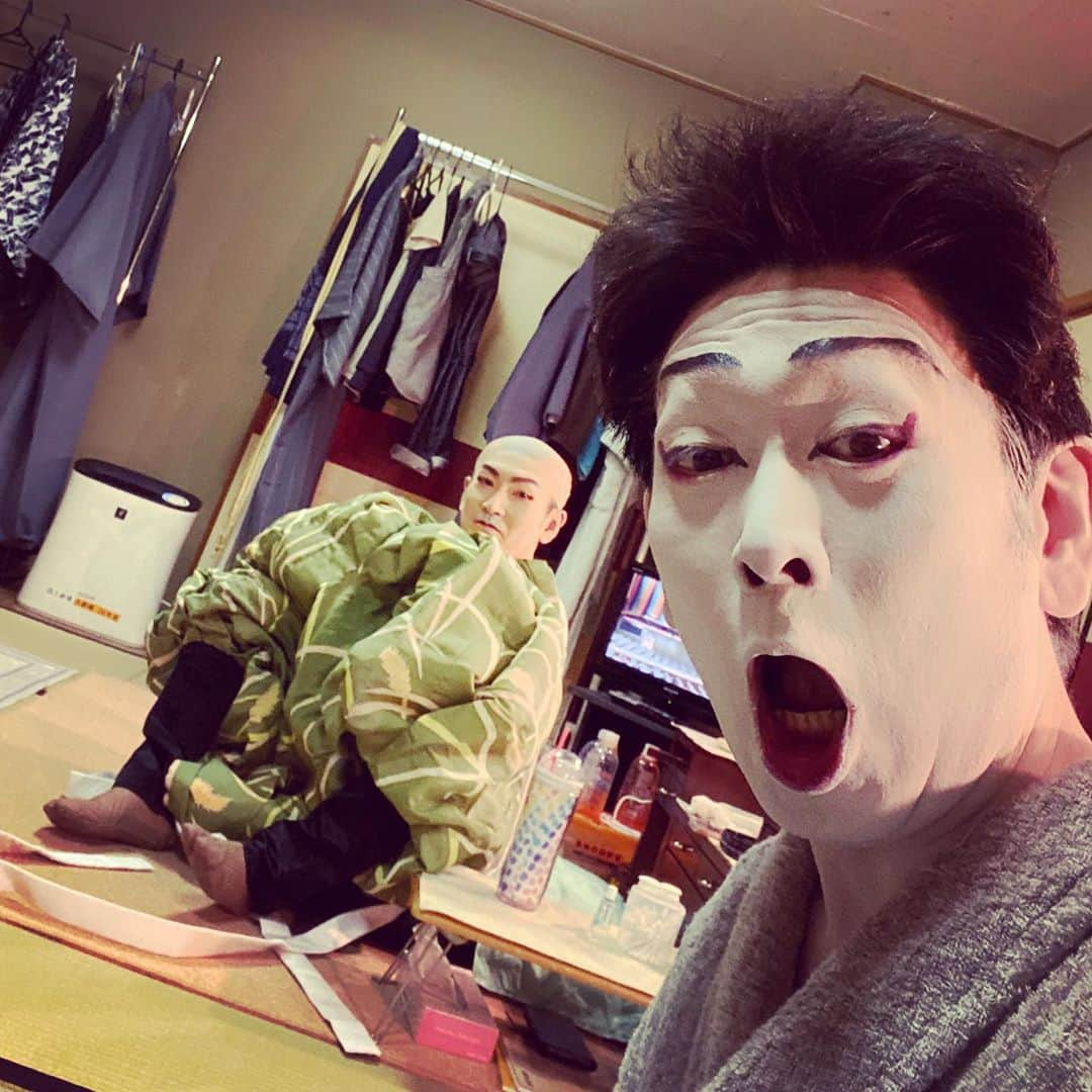 坂東亀三郎さんのインスタグラム写真 - (坂東亀三郎Instagram)「こんピコ。﻿ ﻿ ﻿ ﻿ ﻿ ﻿ 題:﻿ 「続・仕事が終わった人と、これからの人」﻿ ﻿ ﻿ ﻿ ﻿ ﻿ #歌舞伎 #音羽屋 #歌舞伎役者﻿ #亀蔵 #坂東亀蔵 #三代目﻿ #彦三郎 #坂東彦三郎 #九代目﻿ #歌舞伎部 #otowayabando﻿ #歌舞伎大好き #KABUKI﻿ コメントはお気軽に📝﻿ ランダムに返信しまっせ✍️」10月18日 17時27分 - otowayabando