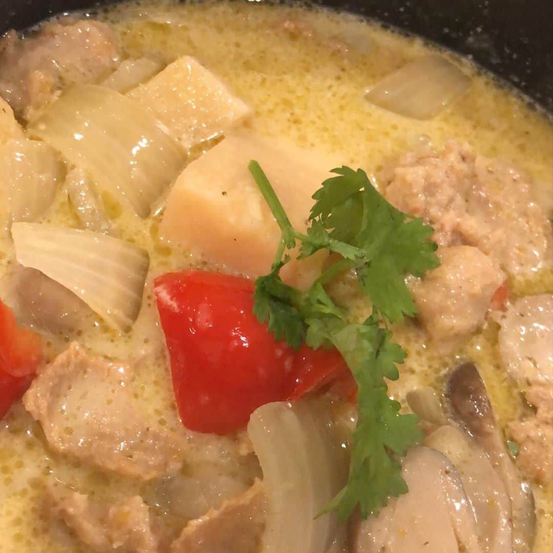 なーみさんのインスタグラム写真 - (なーみInstagram)「🌱 プラントベースごはん🍚 。 作り出すと楽しいもんね👩🏽‍🍳 #テンペ　が最近お気に入り🥰 ぎゅっとした納豆みたいなやつで 味絡みもよく扱いやすい👍 他にも　#大豆ミート　や水切り豆腐など つまみ🍺になるもん作る天才か😇 。 ハイライトにも残してあるから雰囲気だけ参考に♡ レシピは適当すぎて無いよ👐🏾 。 。 #ヴィーガン#ヴィーガンレシピ #菜食#ベジタリアン#プラントベース#おうちごはん#ナミごはん」10月18日 17時39分 - nnnamiiii