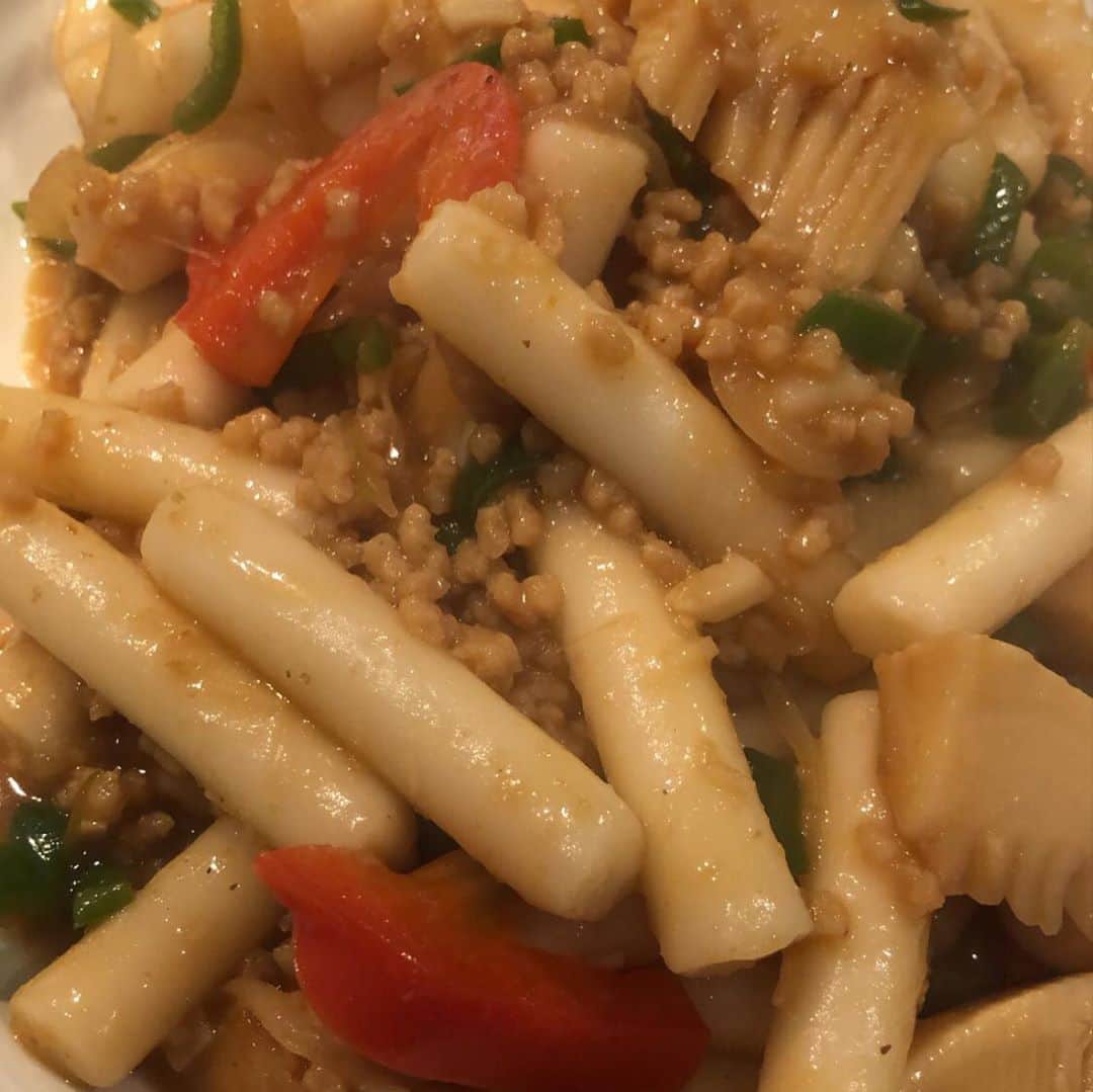 なーみさんのインスタグラム写真 - (なーみInstagram)「🌱 プラントベースごはん🍚 。 作り出すと楽しいもんね👩🏽‍🍳 #テンペ　が最近お気に入り🥰 ぎゅっとした納豆みたいなやつで 味絡みもよく扱いやすい👍 他にも　#大豆ミート　や水切り豆腐など つまみ🍺になるもん作る天才か😇 。 ハイライトにも残してあるから雰囲気だけ参考に♡ レシピは適当すぎて無いよ👐🏾 。 。 #ヴィーガン#ヴィーガンレシピ #菜食#ベジタリアン#プラントベース#おうちごはん#ナミごはん」10月18日 17時39分 - nnnamiiii