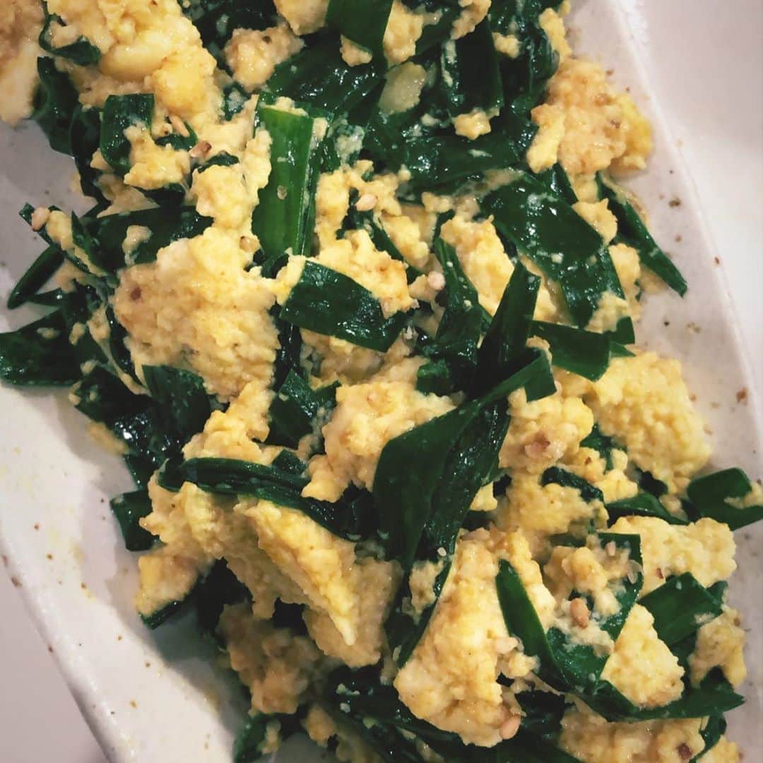 なーみさんのインスタグラム写真 - (なーみInstagram)「🌱 プラントベースごはん🍚 。 作り出すと楽しいもんね👩🏽‍🍳 #テンペ　が最近お気に入り🥰 ぎゅっとした納豆みたいなやつで 味絡みもよく扱いやすい👍 他にも　#大豆ミート　や水切り豆腐など つまみ🍺になるもん作る天才か😇 。 ハイライトにも残してあるから雰囲気だけ参考に♡ レシピは適当すぎて無いよ👐🏾 。 。 #ヴィーガン#ヴィーガンレシピ #菜食#ベジタリアン#プラントベース#おうちごはん#ナミごはん」10月18日 17時39分 - nnnamiiii