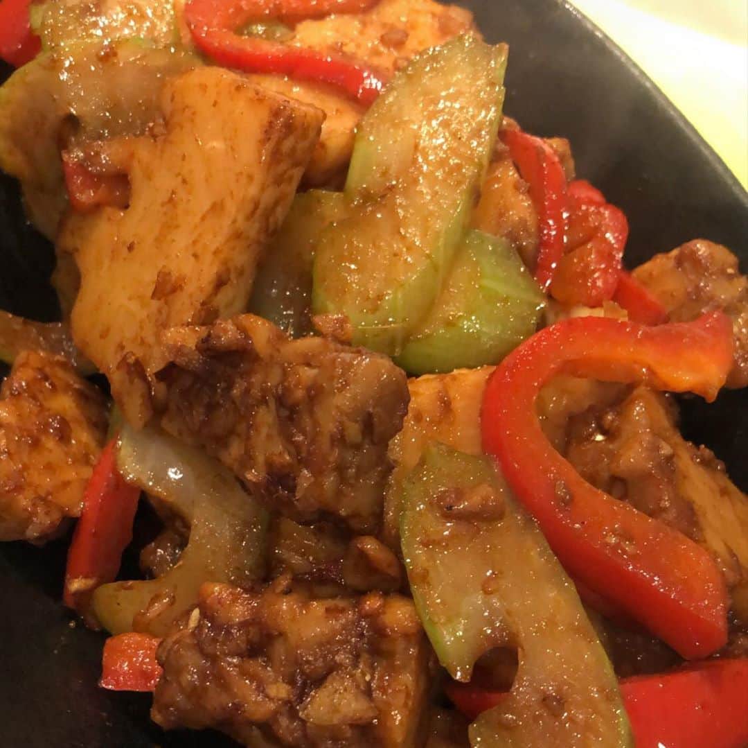 なーみさんのインスタグラム写真 - (なーみInstagram)「🌱 プラントベースごはん🍚 。 作り出すと楽しいもんね👩🏽‍🍳 #テンペ　が最近お気に入り🥰 ぎゅっとした納豆みたいなやつで 味絡みもよく扱いやすい👍 他にも　#大豆ミート　や水切り豆腐など つまみ🍺になるもん作る天才か😇 。 ハイライトにも残してあるから雰囲気だけ参考に♡ レシピは適当すぎて無いよ👐🏾 。 。 #ヴィーガン#ヴィーガンレシピ #菜食#ベジタリアン#プラントベース#おうちごはん#ナミごはん」10月18日 17時39分 - nnnamiiii
