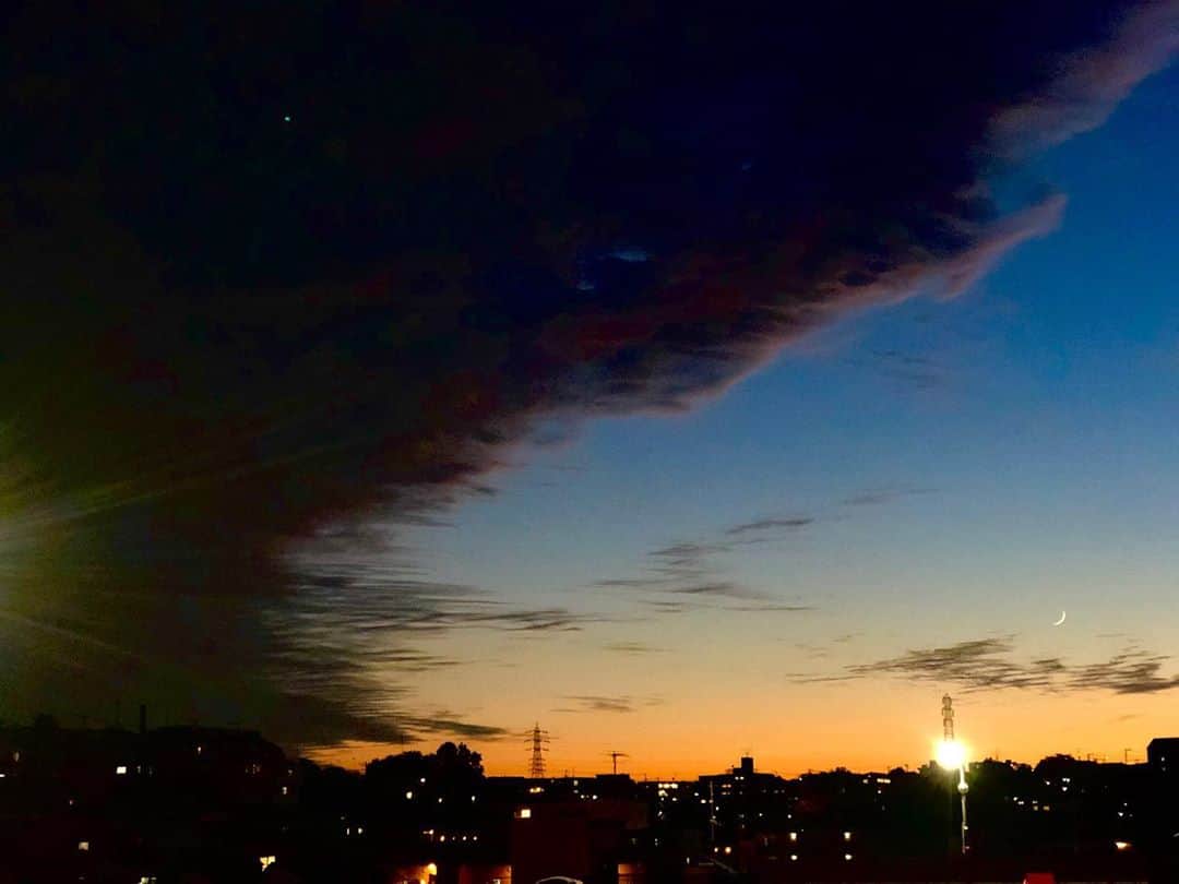 加部輝（ウルトラ寿司ふぁいやー）のインスタグラム：「題『せめぎあい』  #写真 #Photo #夕焼け #空 #三日月」