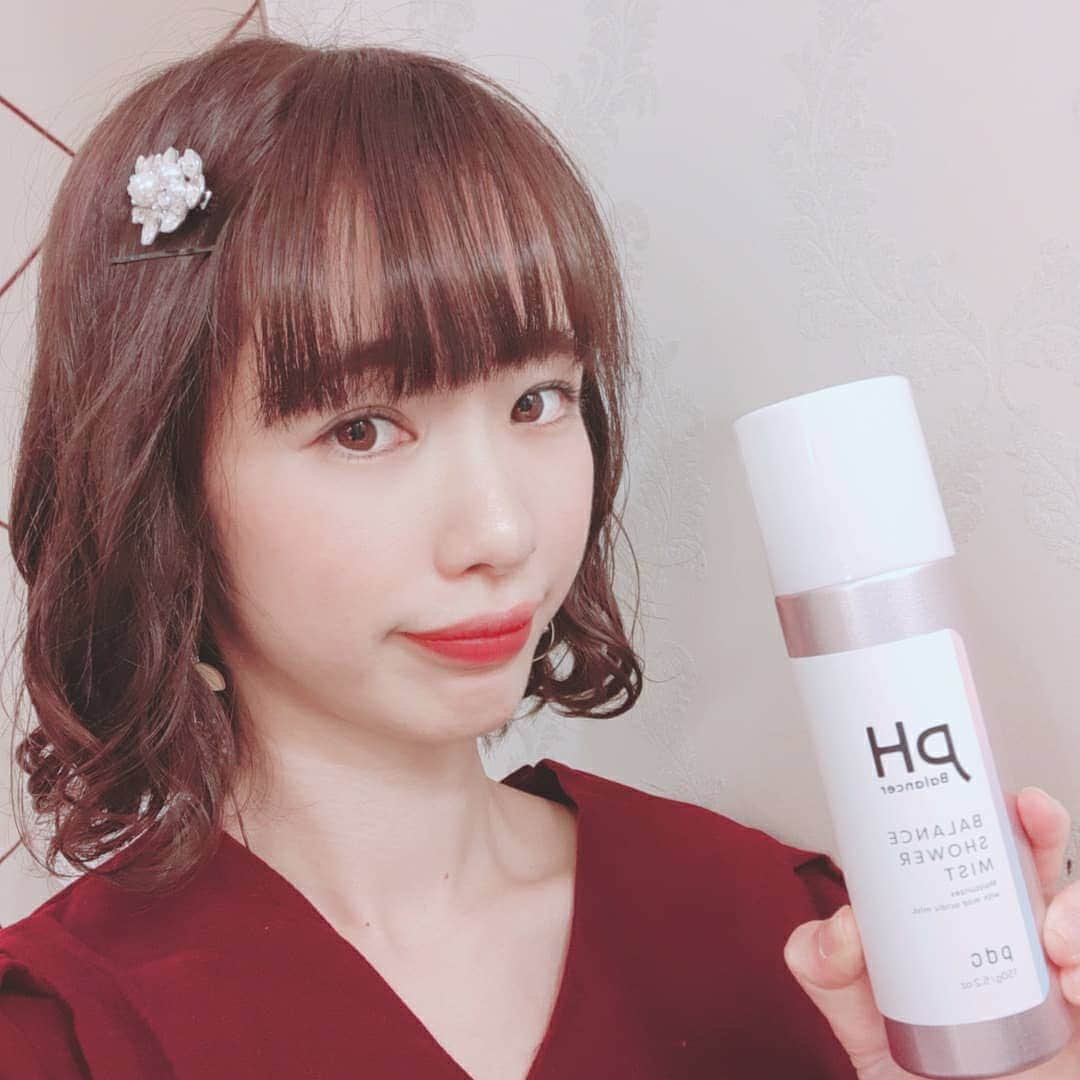 菅原京香のインスタグラム：「2020.10.18💫  発売前に試させていただきました✨  1本5役、シューっと2秒で完了する「弱酸性」に着目した炭酸ミストです！💞  お肌と同じ弱酸性ミストで肌コンディションを整えながらうるおいがめちゃめちゃ続くんです🌷  ハーバるアロマのいい香りで、夜寝る前とか使ったらよく寝れそう💤😭💤  #pdc #ピーエイチバランサー #バランスシャワーミスト #ミスト化粧水 #monipla #pdc_fan」