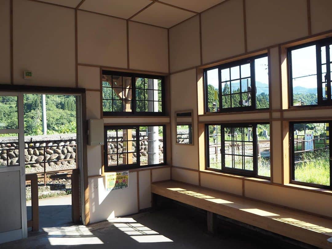 伊藤桃さんのインスタグラム写真 - (伊藤桃Instagram)「【#富山地鉄 有峰口駅 】 ホームをしっかり満喫した後は、駅舎へ····· 1.2.3枚目: おや·····？レトロだけれどなんだか綺麗·····？ どうやら最近リニューアルされたそうです😳 4枚目: そっと駅務室をのぞくと、そこはなんだか、レトロさがありました。 * 5枚目: 待合室にはこんな俳句が····· かつては小見駅という名前だった有峰口駅。 折立という、山の登山口へのアクセスがよい駅でもあります。 一見、のどかな美しい山々ですが自然の厳しさを感じる句たちでした。 * 6枚目: よく見ると上には小見駅とあります。 レトロな味わいを残しつつ、生まれ変わっていました。 7枚目: 駅の前にはのどかな景色が⸜🌷︎⸝‍ 9月の頭でしたが、夏の終わりを惜しむかのようにセミが鳴いていました。 8枚目: のどかな有峰口駅の雰囲気を堪能して、再び列車にのり、終点立山駅を目指します。 * 9枚目: お隣の本宮駅もなんだか渋くて気になったのでぱちり( ∩'-'📷⊂ ) 10枚目: 何処までも連なる山々を見ながら列車は終点へ·····🥺 つづく(*´˘`*)♡ #富山地方鉄道 #立山連峰 #立山線 #木造駅舎 #駅舎めぐり」10月18日 17時32分 - itomomo_tetsu