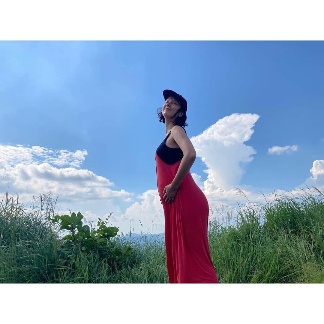 千葉アリサのインスタグラム：「38歳になりました。  誕生日は　いのちに感謝の日だね。 今までも、これからもありがとう。  サンパチは3（みんなで）8（ハッピー）な年と友達が教えてくれた。  ええな、それええな❤️ そう、なりますように。そう、しましょう🌈🌍  ハッピーは幸せだと感じられる心にあるものやもんね。  大切にしたいことを大切に。 タイミング、ハプニング、フィーリングで🌬☝️  変容の時代の真ん中には、きっといつも愛がある。スペシャルなこの人生を共にサバイブしてアライブして生きていきたいです！38もよろしくお願い致します🕊  #ルー大柴さんみたいなご挨拶やな #サバイブしてアライブ　#最近の決めゼリフ #誕生日はありがとうの日」