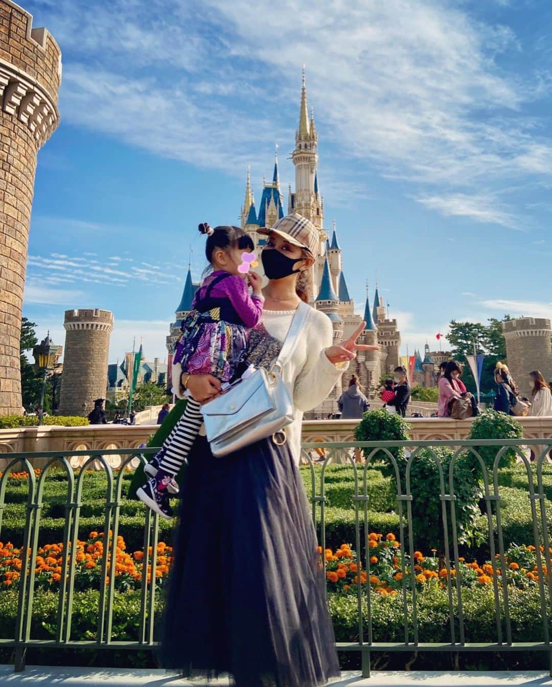 PINKYのインスタグラム：「🌈🏰🎡🎢🎠💖  ・・・  #love #happy #family #mamalife #familytrip #TokyoDisneyland #東京ディズニーランド #行楽の秋🍁」