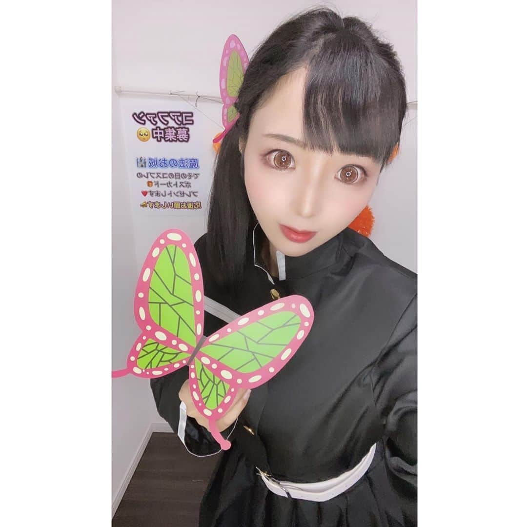 なつみさんのインスタグラム写真 - (なつみInstagram)「ハロウィン🎃コスプレ祭りVol.10 10月17日は鬼滅の刃🗡栗花落カナヲ🦋でした✨  いつもと雰囲気が違うのは、初めてピンクの カラコンを付けてみたからです( งᵒ̴̶̷᷅ωᵒ̴̶̷᷄)ง💖 私は伊之助とカナヲ推しです🥰 鬼滅の映画、みんなはもう見たかな？💞  #ライブ配信#Pococha#Pocochaライバー#ポコチャ#ライバー#バセドウ病#吃音症#八重歯#宅建士#宅建#宅地建物取引士#不動産営業#イギリス留学#🧢なつみ👻🍊Natsumi#鬼滅の刃#鬼滅#無限列車編#栗花落カナヲ#カナヲ#カナヲコスプレ#ハロウィンコスプレ」10月18日 17時38分 - natsumipeanuts