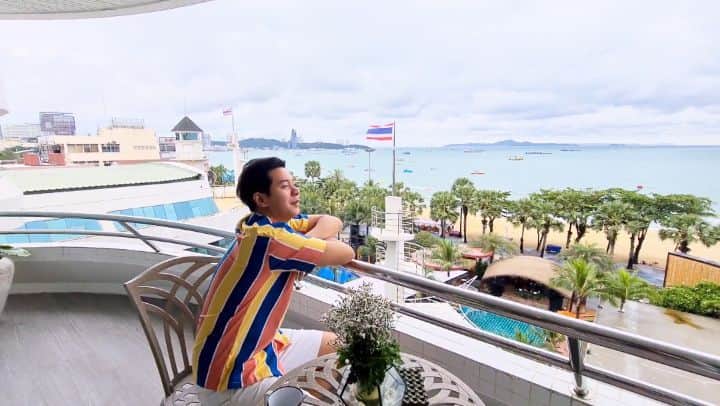 アイス・サランユーのインスタグラム：「💙 Sunday Vibes💙 #aonehotelspattaya @aonehotelspattaya  #พัทยา #pattaya  #เที่ยวทั่วไทยกับไอซ์ศรัณยู」