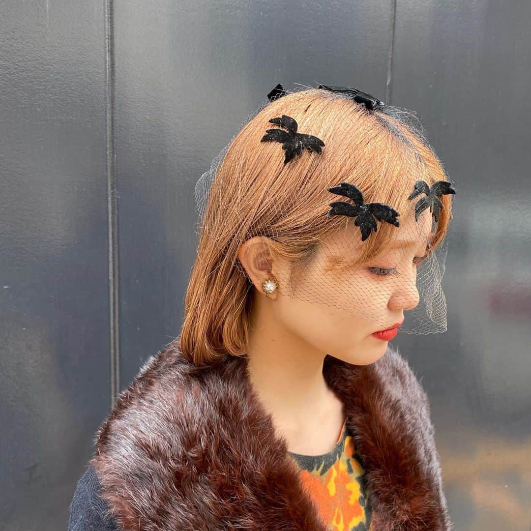 NUTTY Vintage&Collectibleのインスタグラム：「🕸RECOMMEN VINTAGE🕸  ☑︎vtg net tulle head piece ☑︎vtg pearl design earrings  アクセサリーもハロウィンを意識して、 ちょっぴりコウモリを彷彿とさせる ベルベットのリボンがついたヘッドチュールに まるで蜘蛛の巣にパールが引っ掛かったような レディなイヤリング。 ヴィンテージアイテムには見方を変えると さらに楽しいアイテムが沢山あります♡  💌DMより通販承っております💌  ------------------------------------ 🛍NUTTY通販について🛍 ------------------------------------- ＜ONLINE STORE＞ VINTAGE▶︎http://nutty.theshop.jp/ USED SELECT▶︎https://nuttyselect.official.ec/ （プロフィールページURLよりjump🕊） ㅤㅤㅤㅤㅤㅤㅤㅤㅤㅤㅤㅤㅤ ＜VIDEO CHAT SHOPPING＞ テレビ電話をお繋ぎして、リアルタイムでご案内いたします。詳細は過去の投稿をご覧ください。」