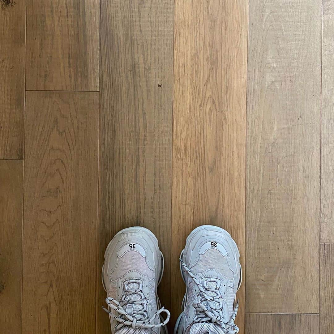 長谷川あやのインスタグラム：「👟👟👟#sneaker#balenciaga ・ ・ ・ やーっっと出会えたこのサイズ😭💓 （自分のお買い物したの久しぶりすぎるな 笑）」